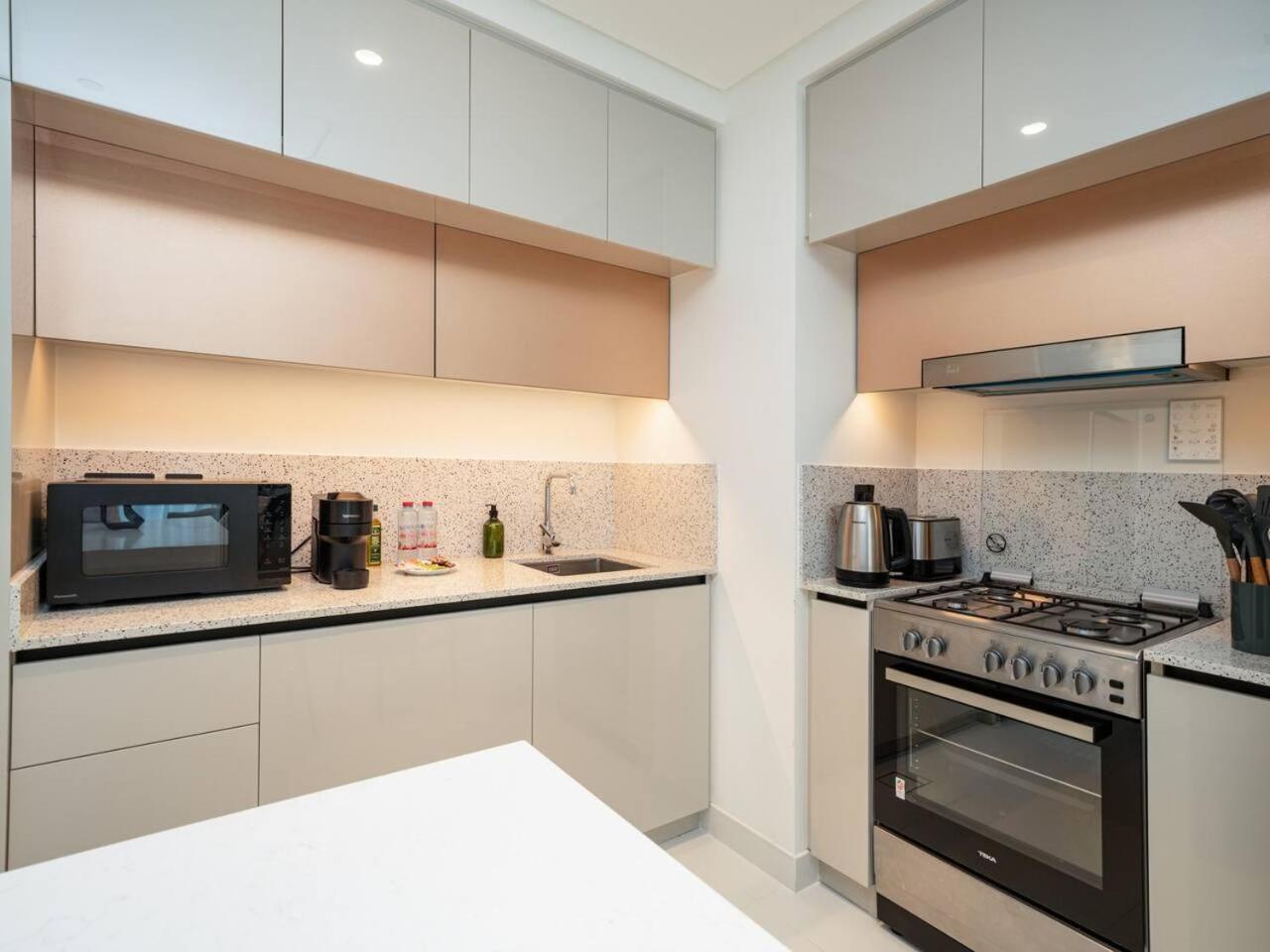Sleek 1-bedroom Beachfront Escape In Marina Vista