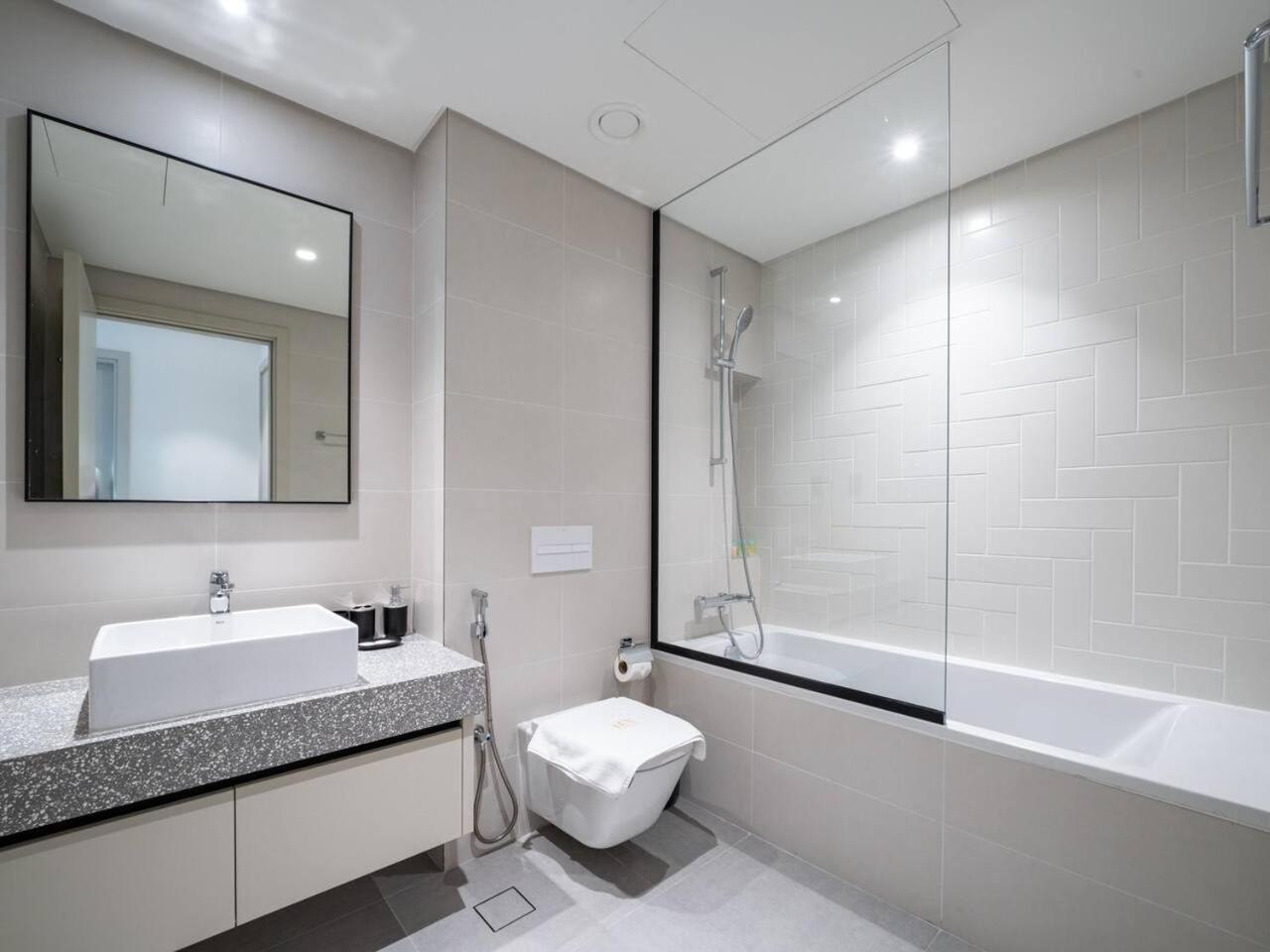Sleek 1-bedroom Beachfront Escape In Marina Vista Dubái