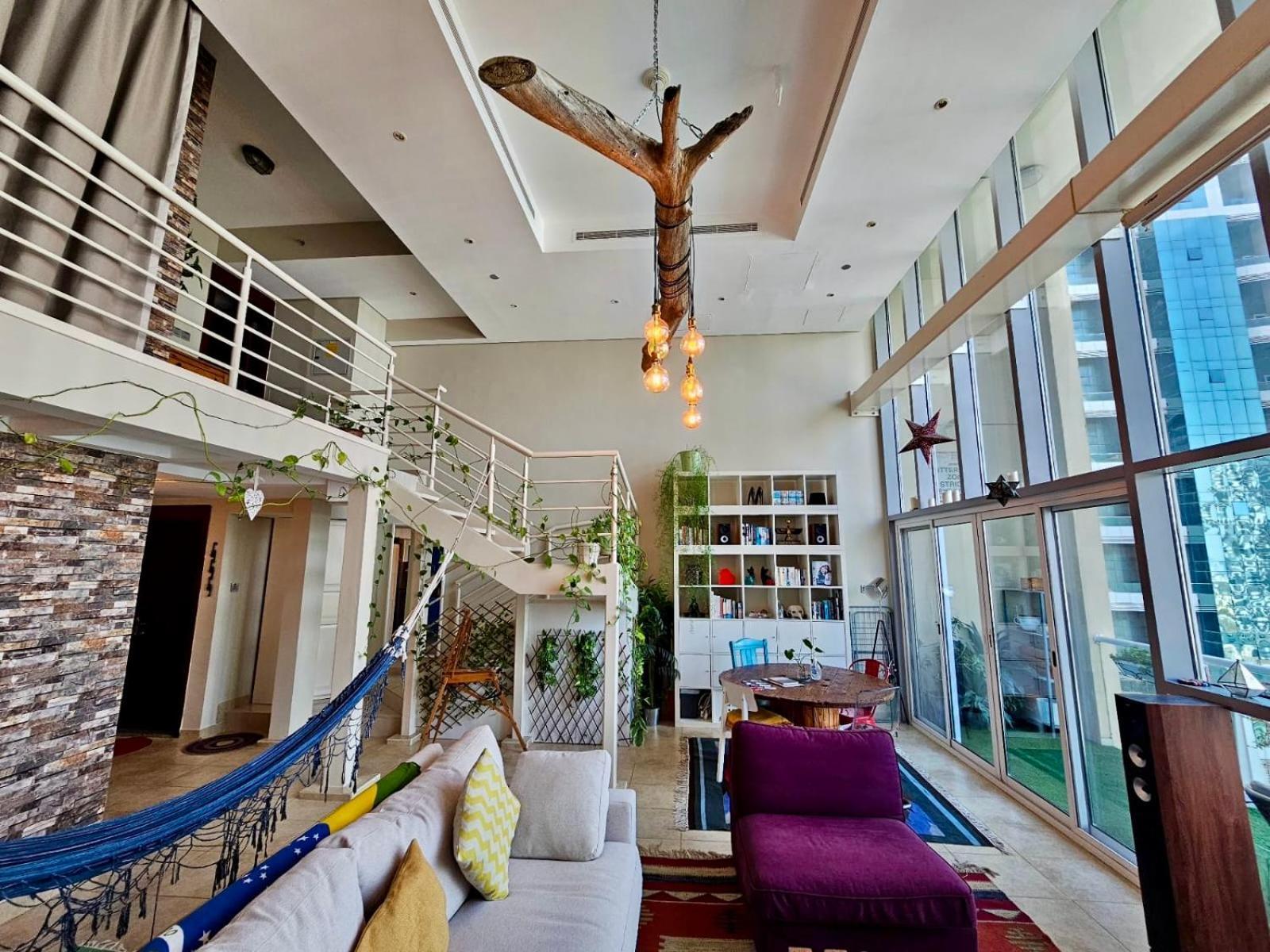 Urban Oasis Stylish Loft Abundant Natural Light Dubaï