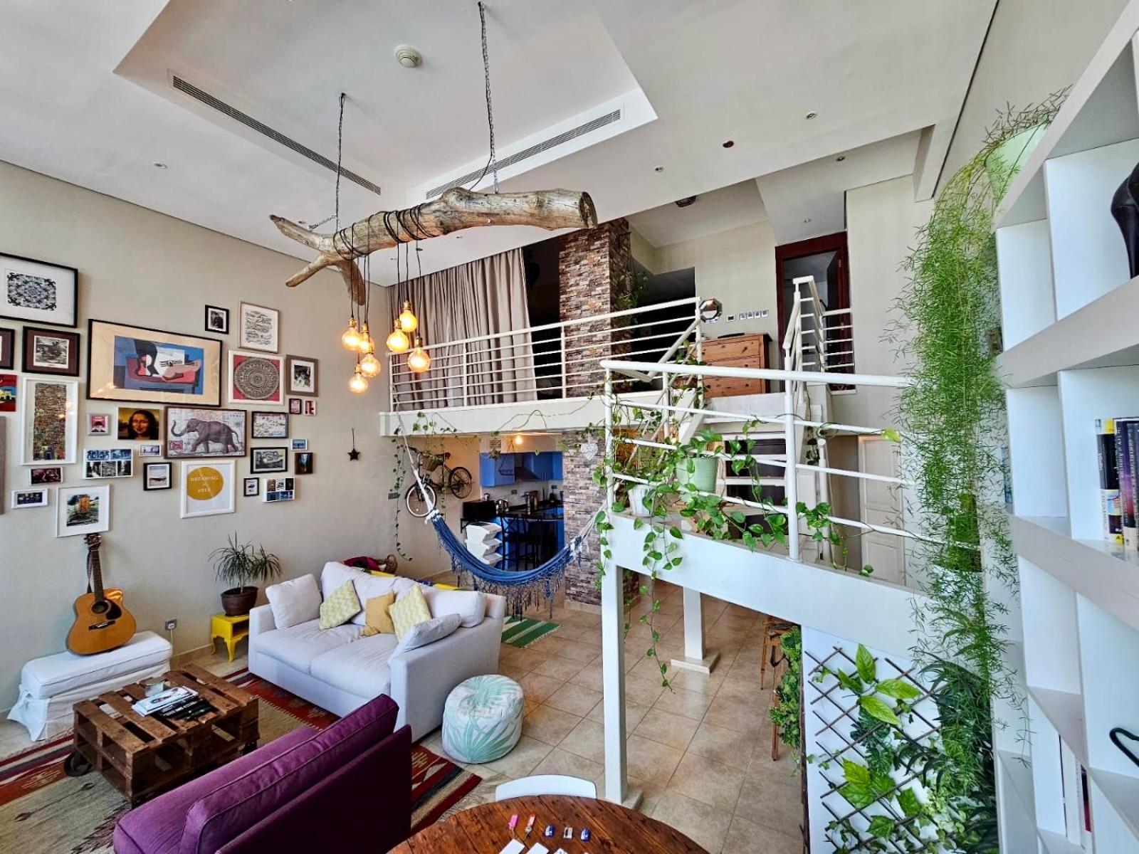 Urban Oasis Stylish Loft Abundant Natural Light Hotel Dubaï