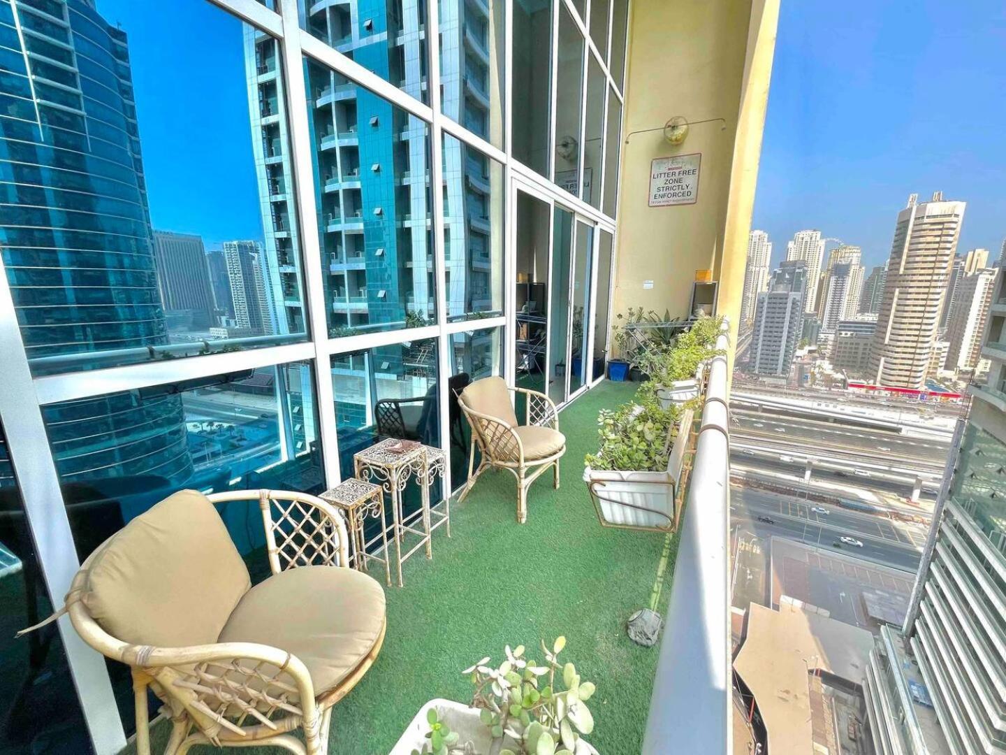Urban Oasis Stylish Loft Abundant Natural Light Dubaï