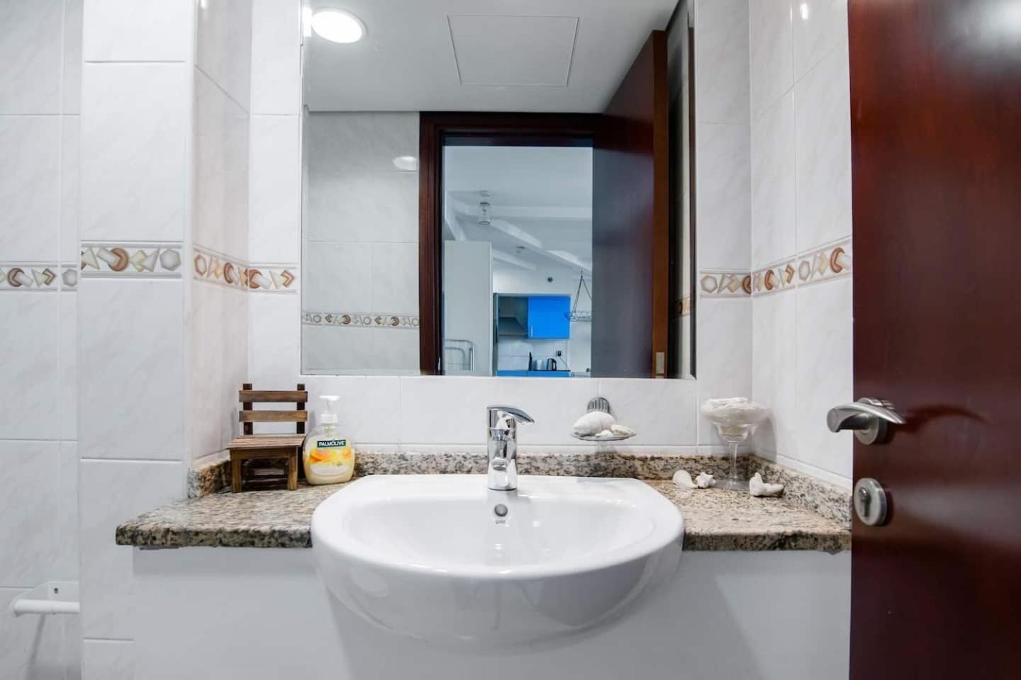 Urban Oasis Stylish Loft Abundant Natural Light Hotel