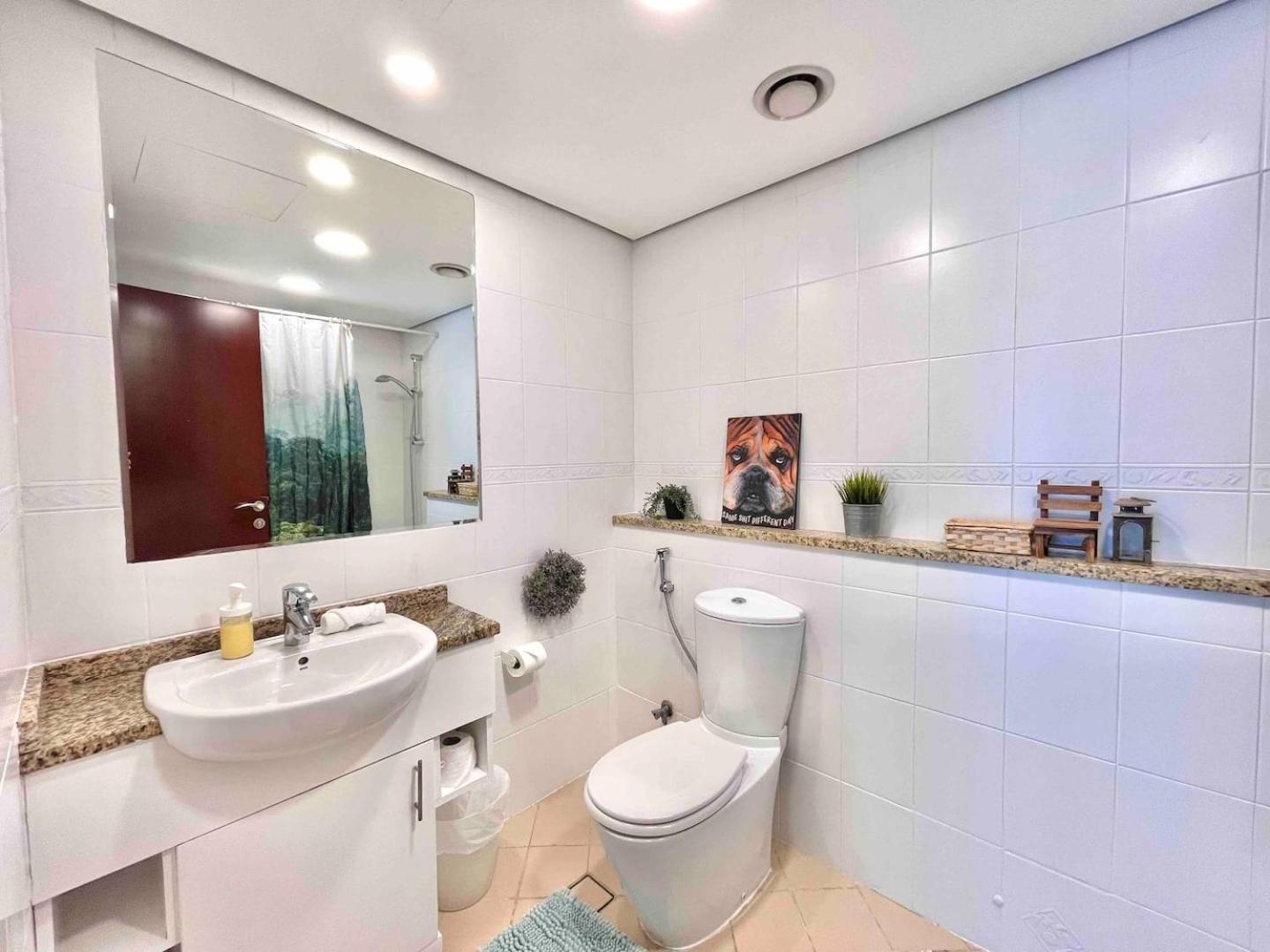 Urban Oasis Stylish Loft Abundant Natural Light Hotel Dubaï
