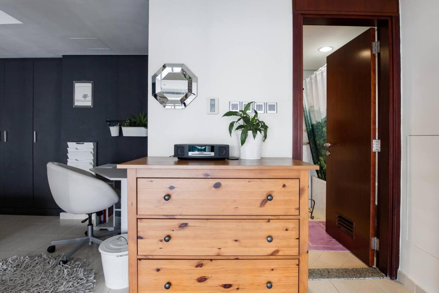 Hotel Urban Oasis Stylish Loft Abundant Natural Light Dubaï