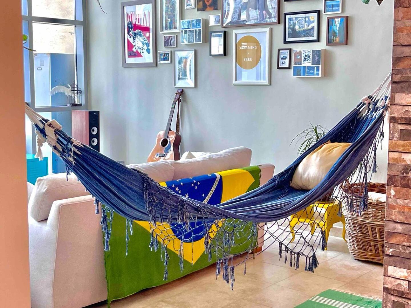 Urban Oasis Stylish Loft Abundant Natural Light Dubaï