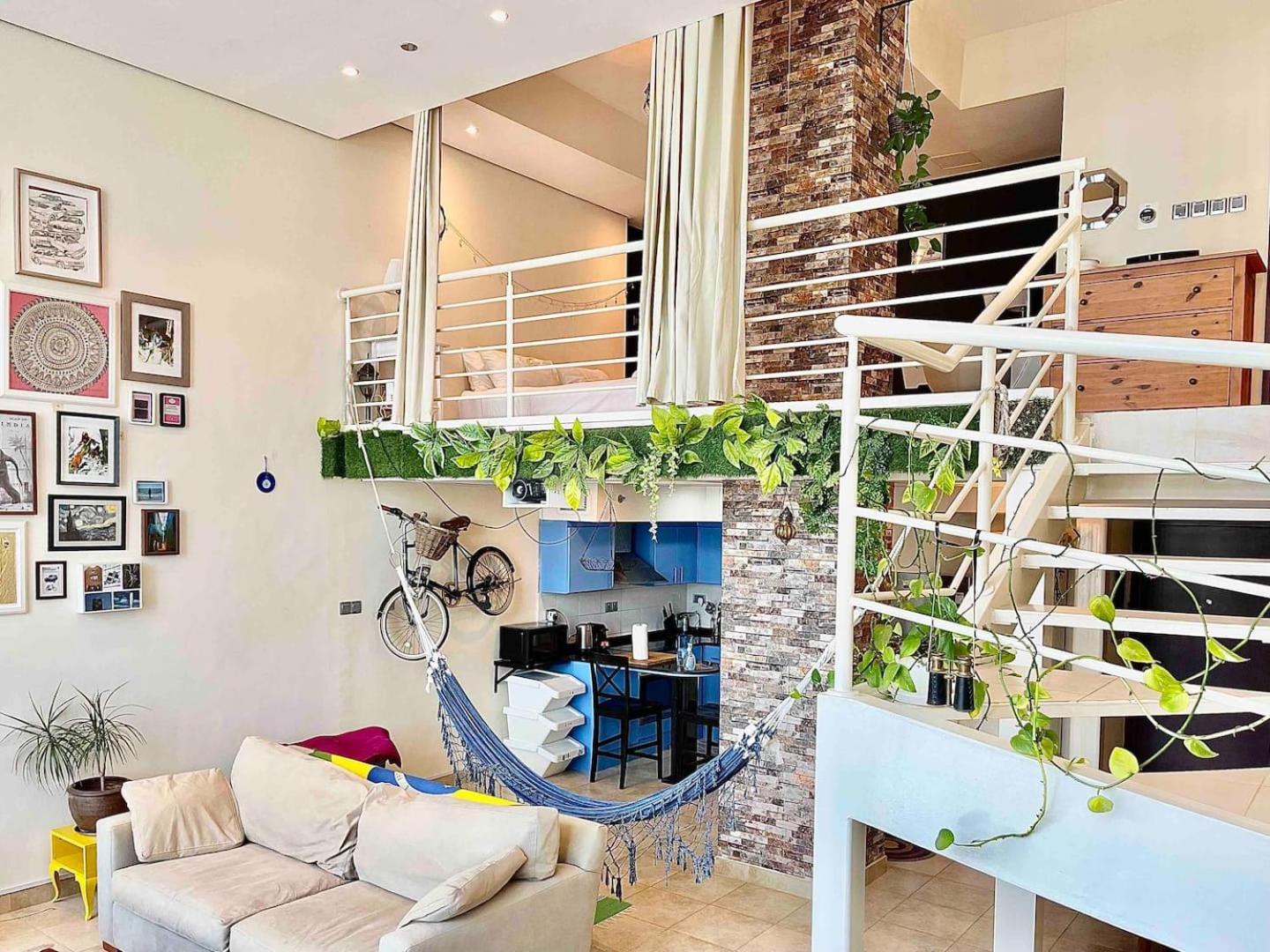 Urban Oasis Stylish Loft Abundant Natural Light Hotel Dubaï