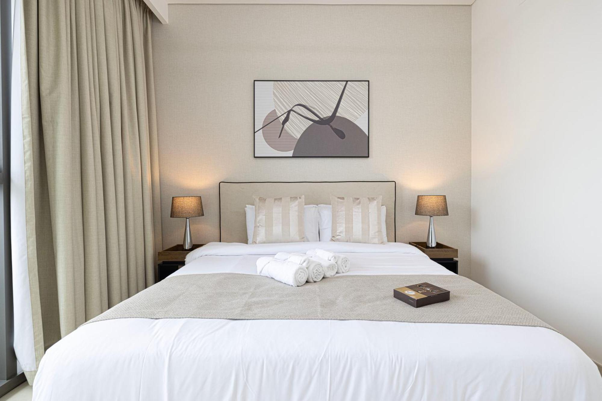 Premium 2 Bedroom High-floor Offering Spectacular Burj Khalifa & Fountain Views, Steps Away From Mall - Downtown By Stayfinity - Max 8 Guests Lejlighed *