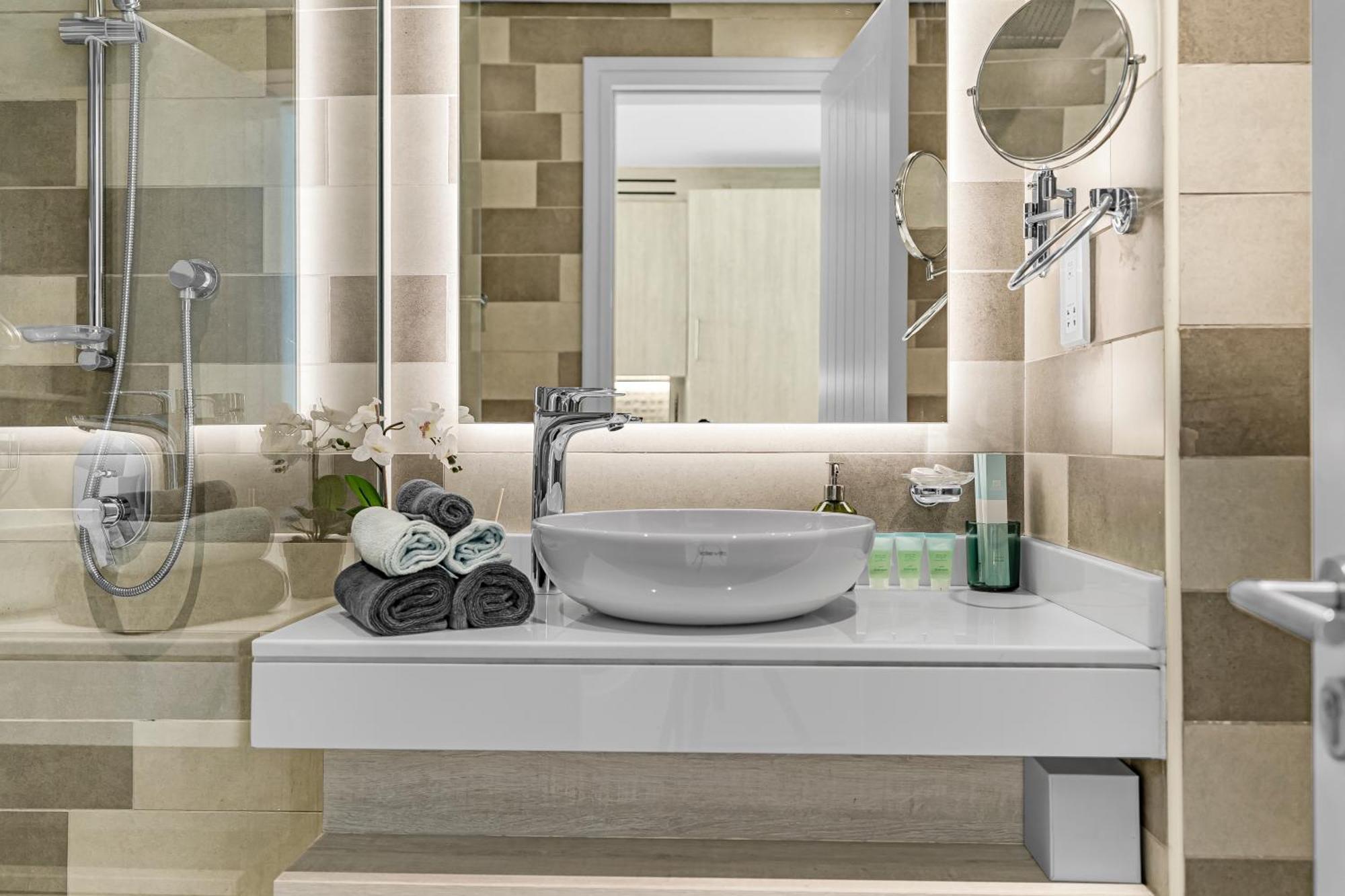 Apartamento Cozy Sea & Marina View With Rooftop Pool & Private In Palm Jumeirah, Steps To Nakheel Mall Dubái