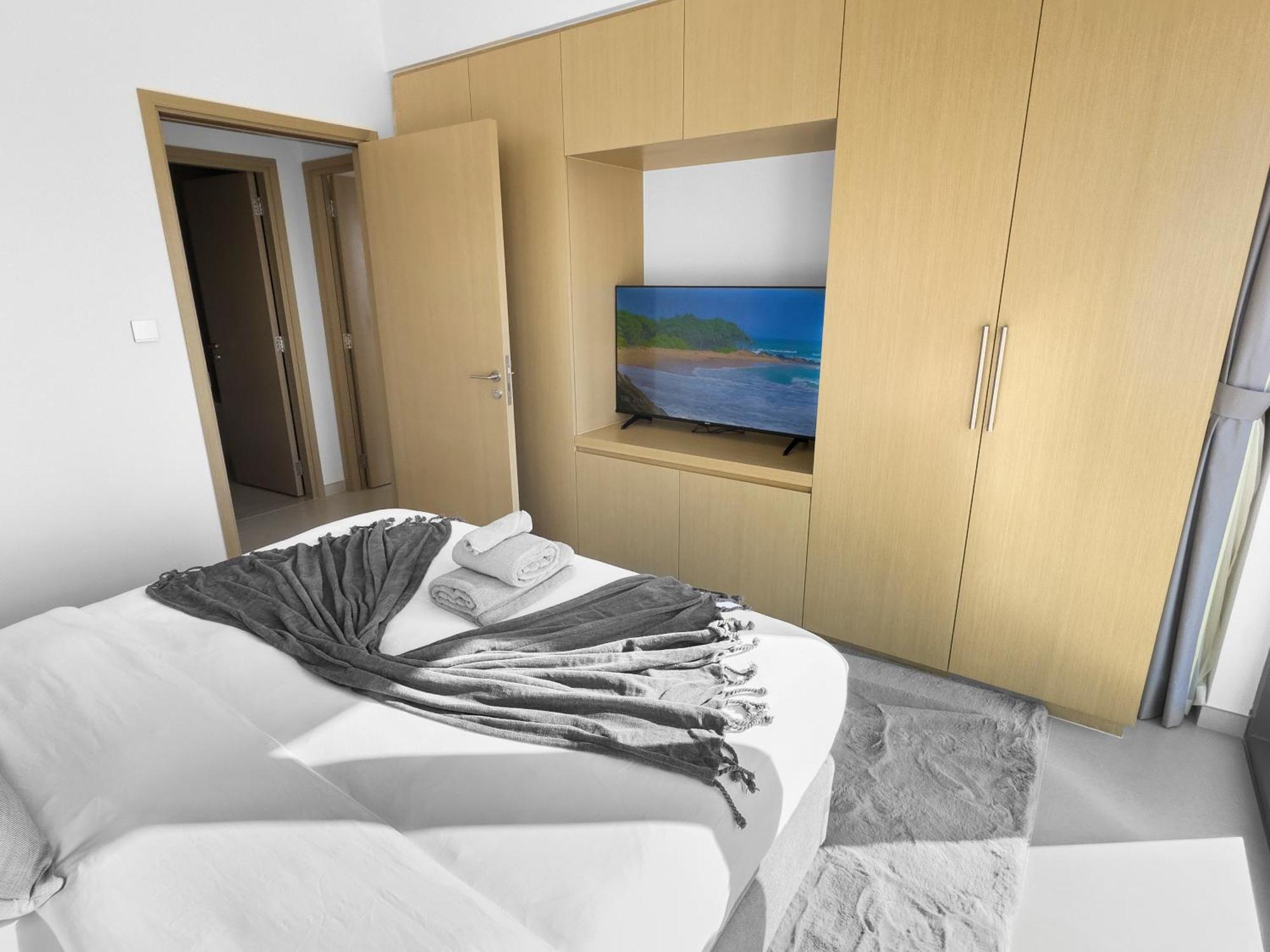 View In And Burj Khalifa View - 2 Bedroom - 3 Beds Apartemen