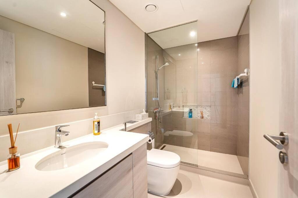 Apartamento New Exceptional Lagoon View - 2 Stylish Bedrooms Dubái
