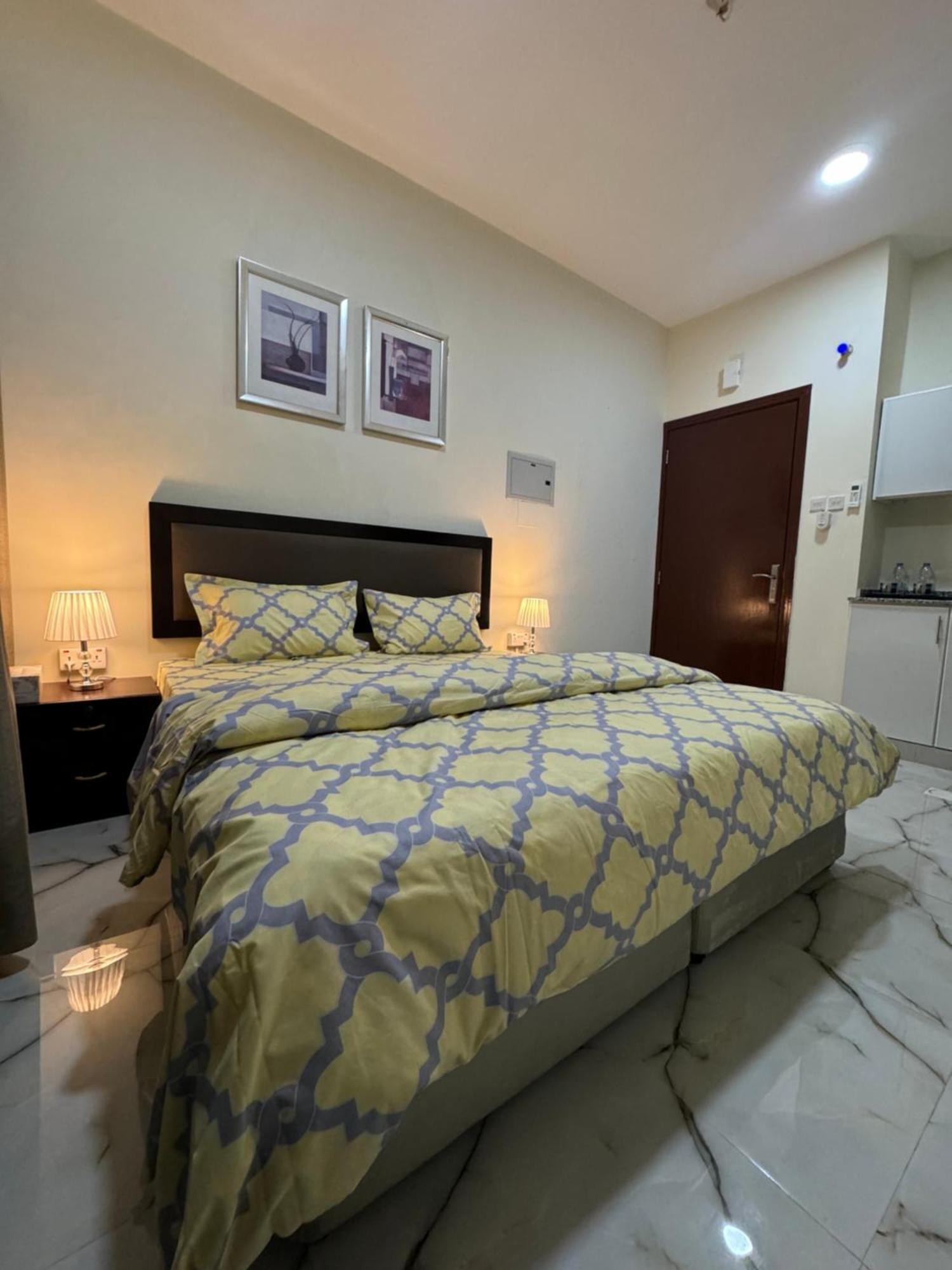 Brand New Independent Near Union Metro Station Dubaï