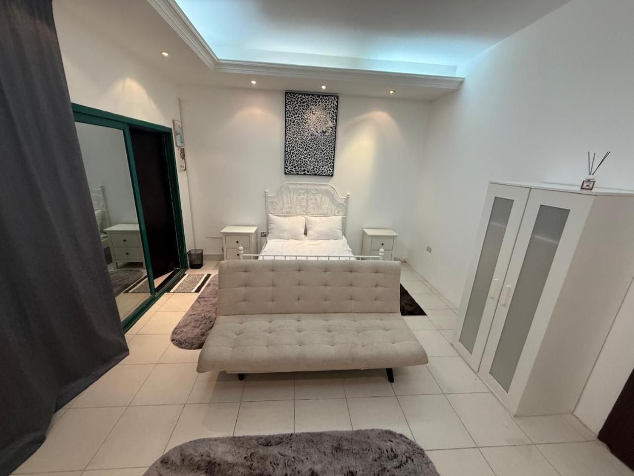 Gasthuis Jumeirah Fully Furnished Studio With Private Bathroom *