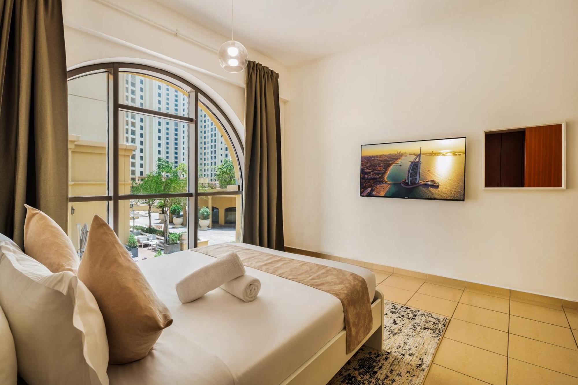 Cosy 4br On Jbr - Close To Shops & Dining, Perfect For Families & Groups - By Sunkissed Homes *
