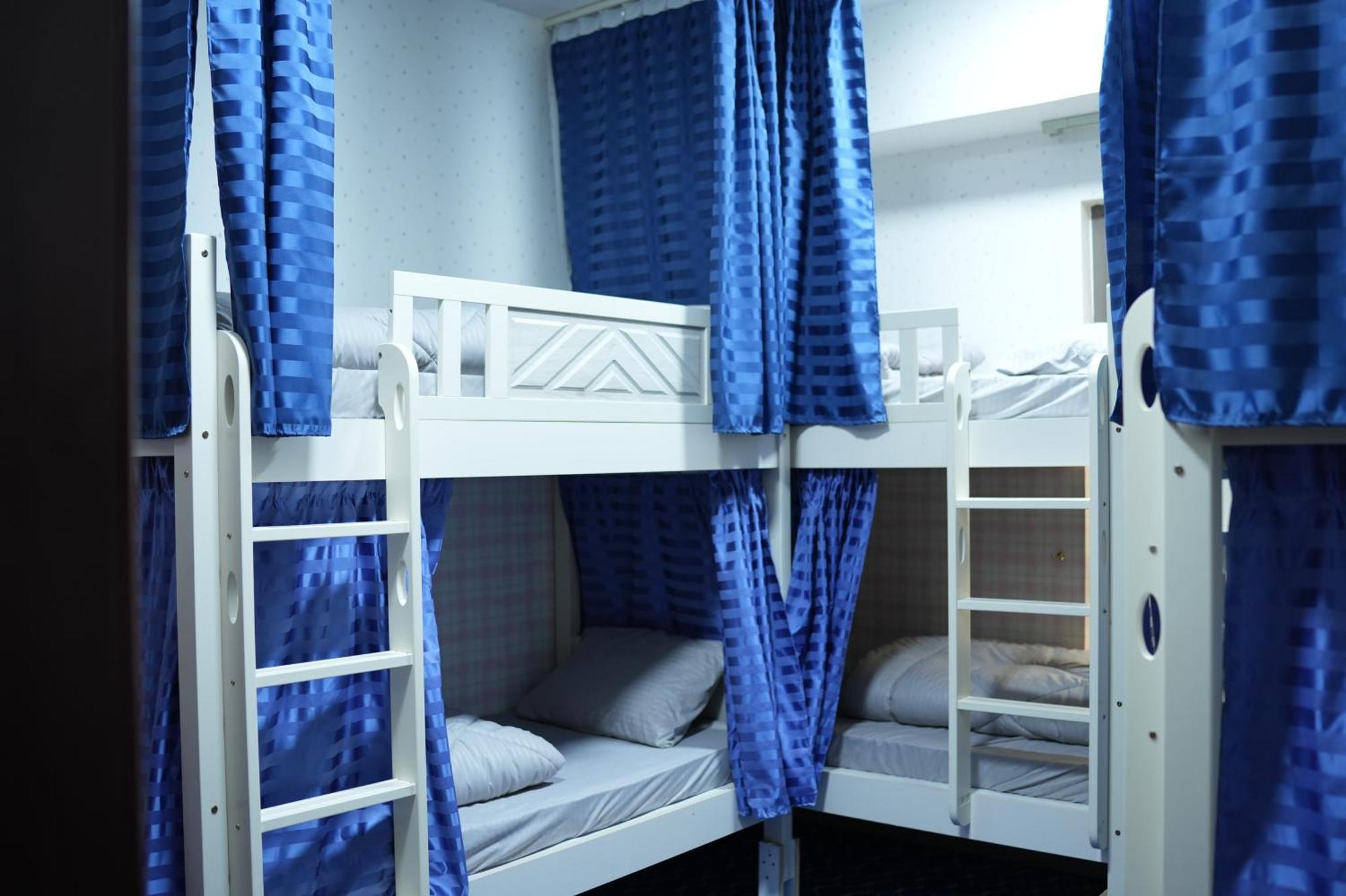 Capsule hotel Yellow Parrot Jbr Dubai