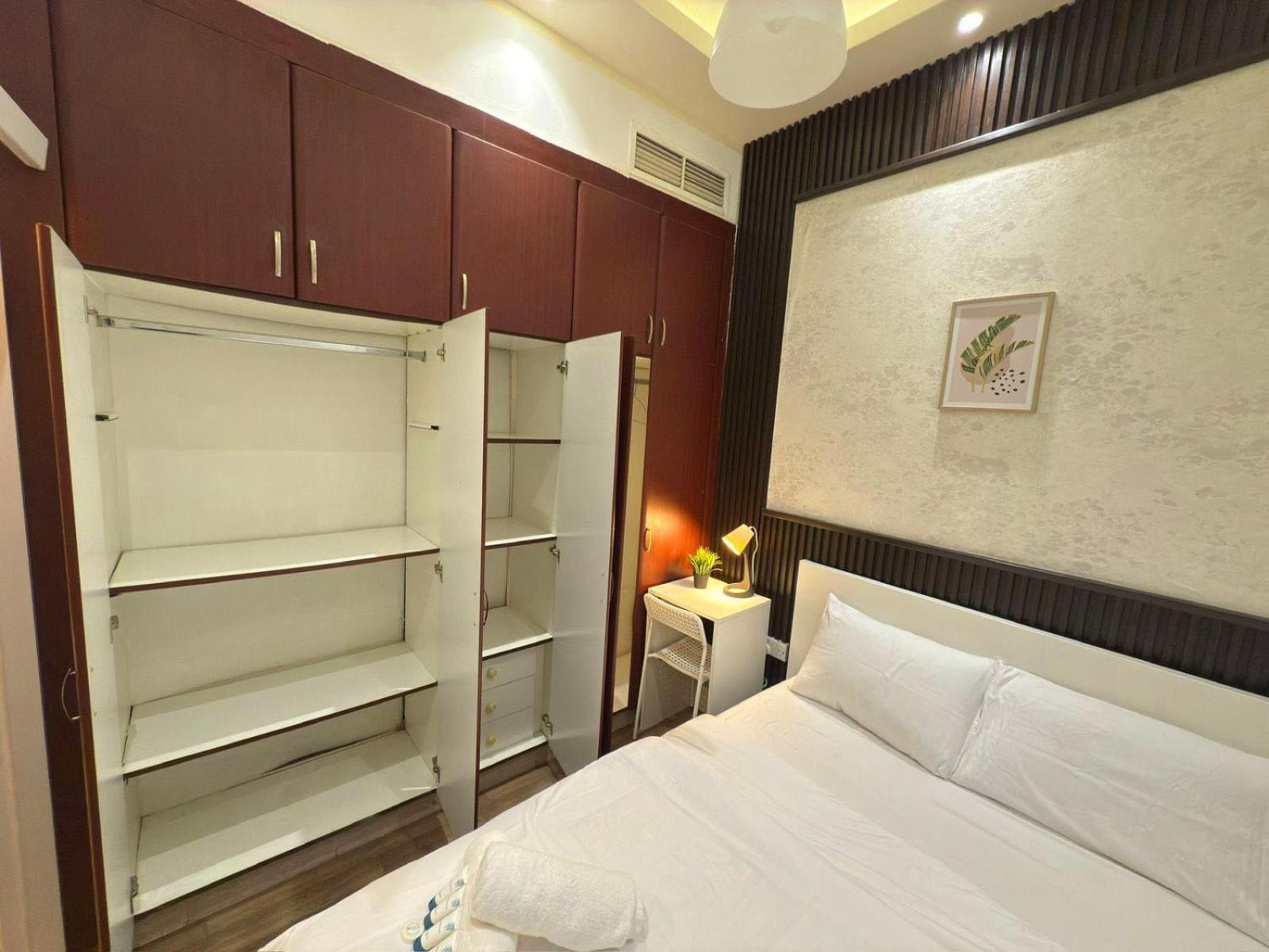 Gazde/Camere de închiriat Contemporary In Barsha Heights Tecom Near Icm Metro Dubai