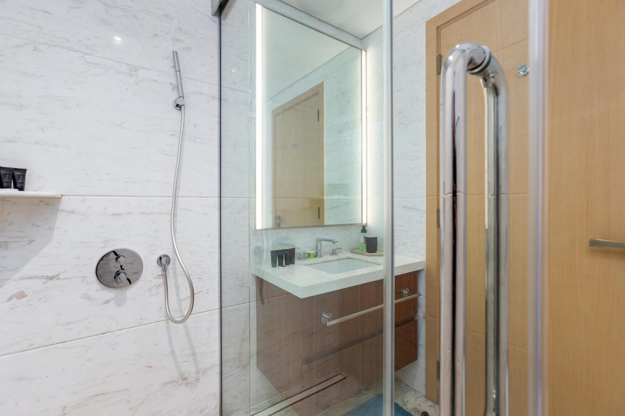 Modern 1br Apartment, High Floor, Near Mall * Dubai