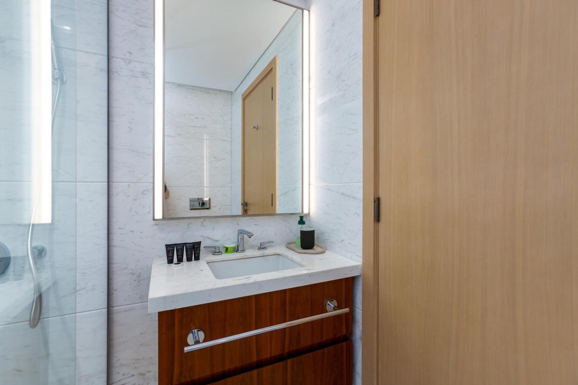 Modern 1br Apartment, High Floor, Near Mall Apartment Dubai