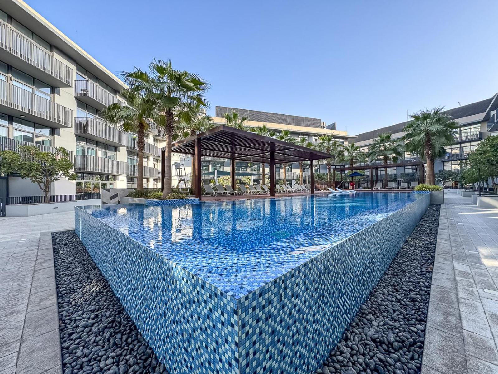 Stylish 1br With Gym, Pool & Private Parking Dubái