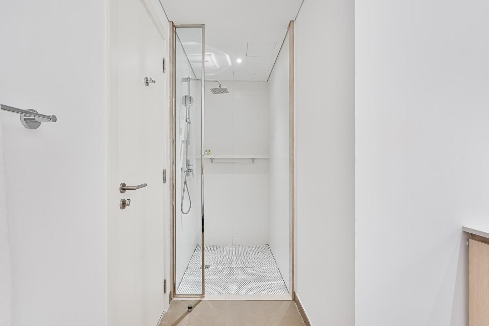 Stylish 1br With Gym, Pool & Private Parking Apartamento Dubái