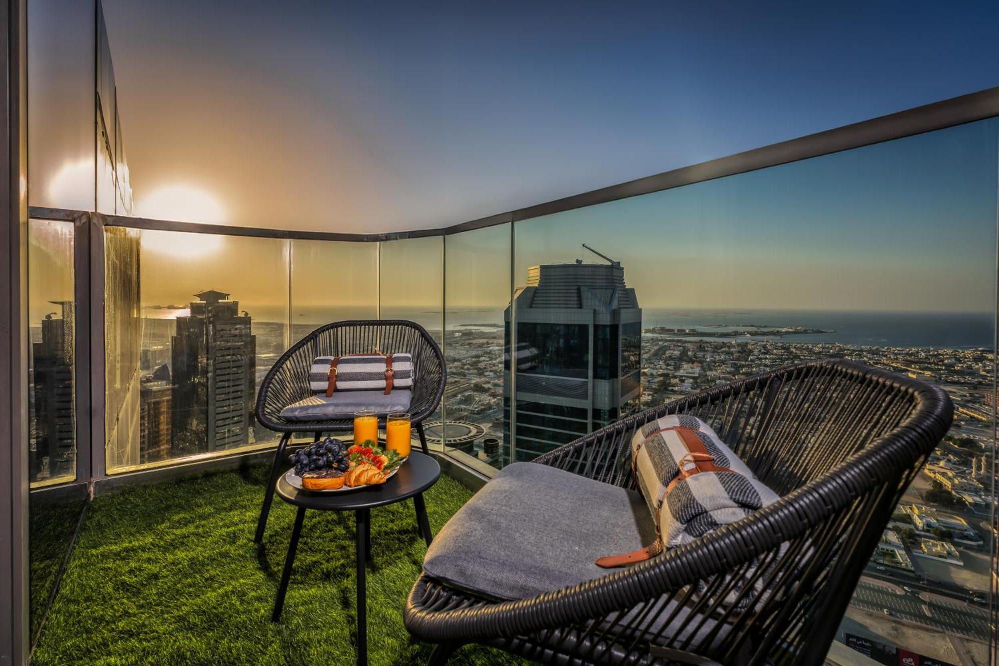 Scenic Infinity Pool With Burj Khalifa Views Apartament Dubai