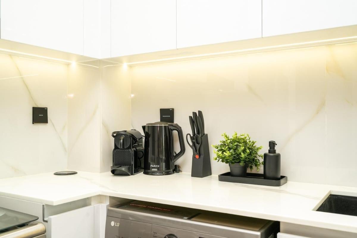 Luxury 1br In Jvc With Stunning Pool Appartement Dubaï