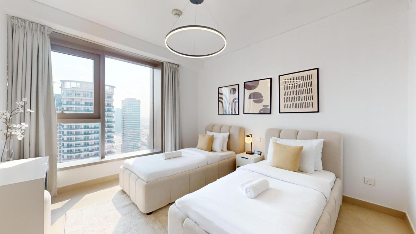 Sparkle Tower - Chic Three Bed With Marina View Dubaï