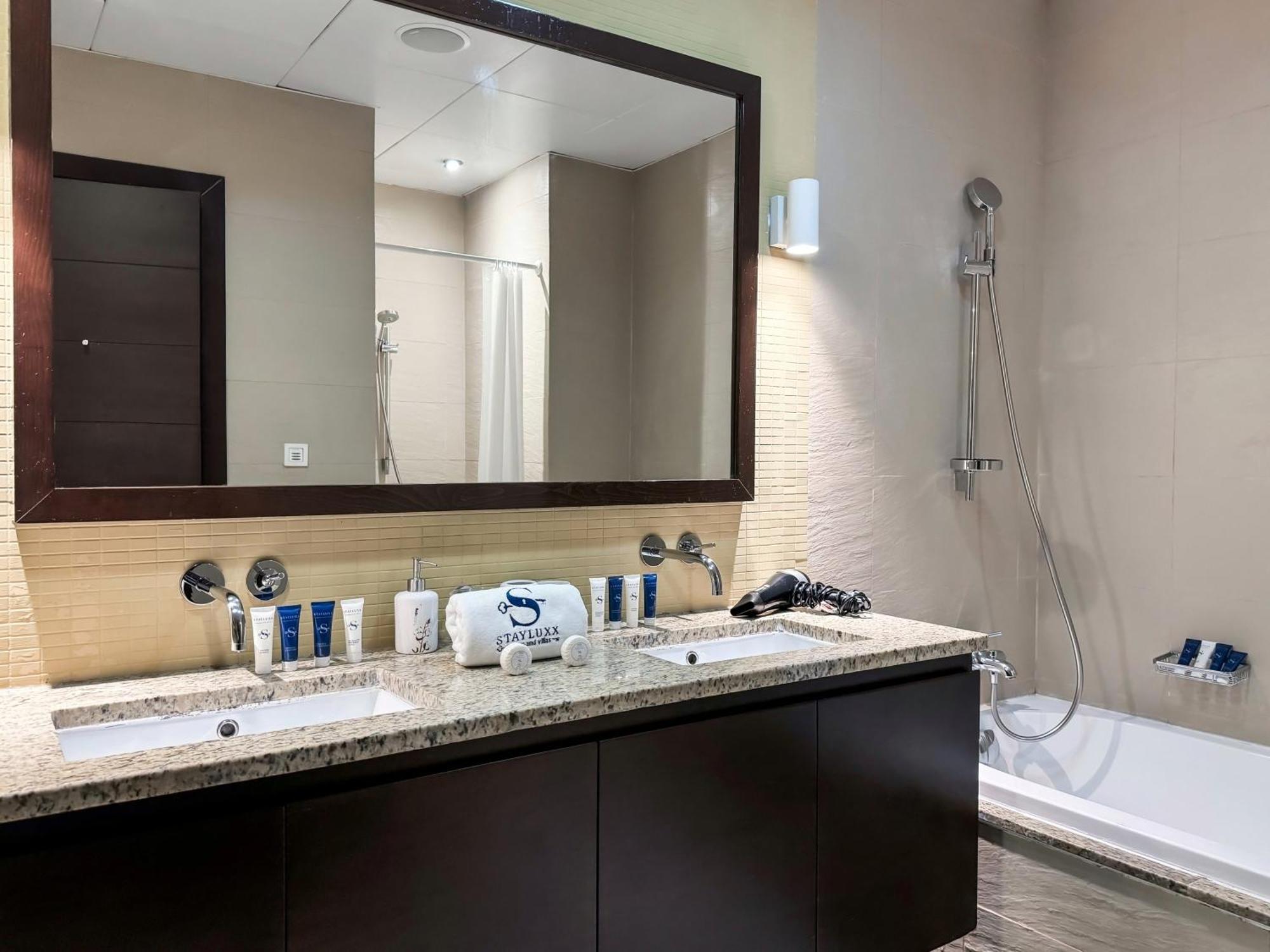 Modern Beachfront 1br - Tiara Apartment Dubai