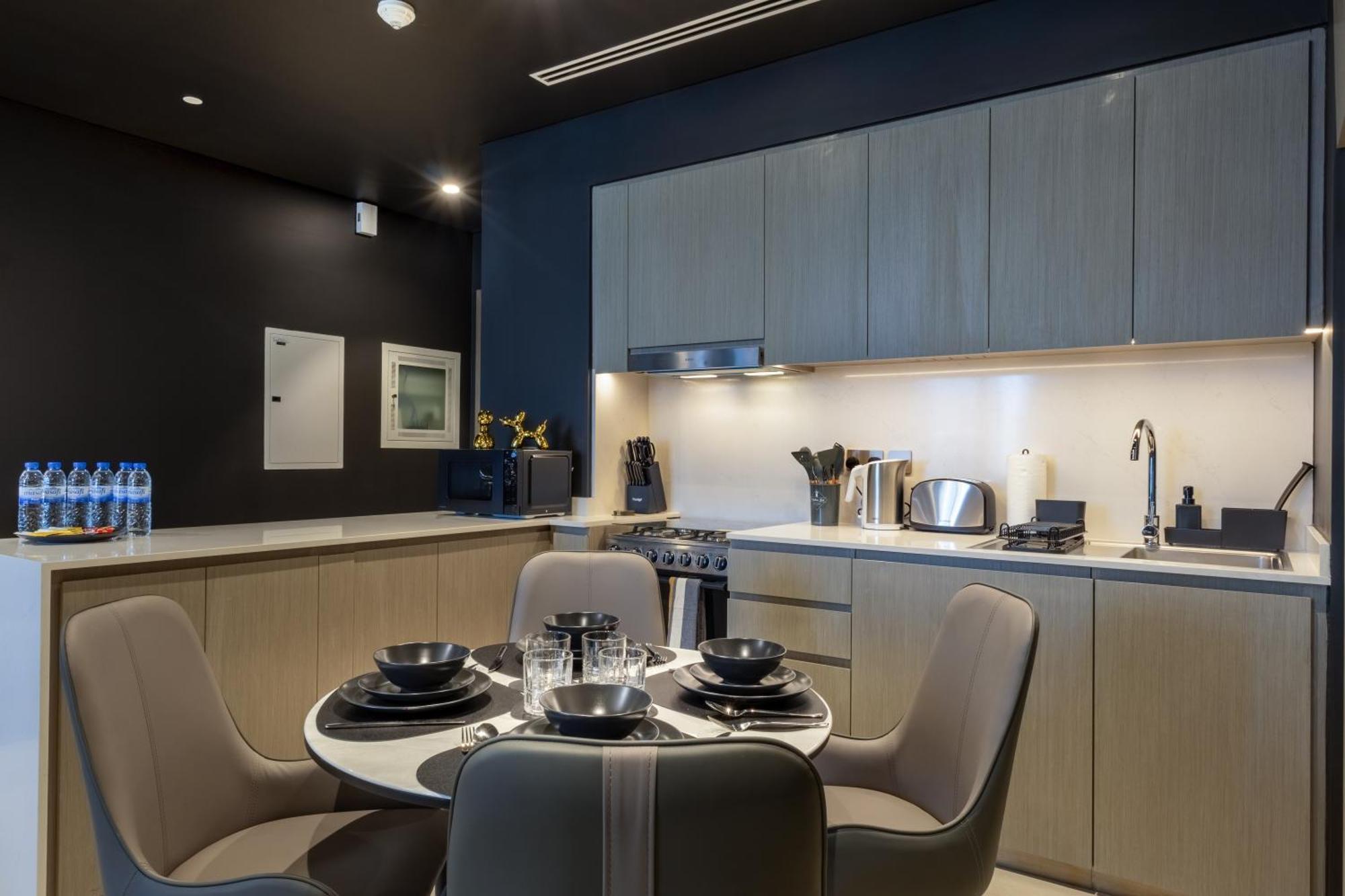 Brand New Luxe Downtown 46th Floor Apartemen