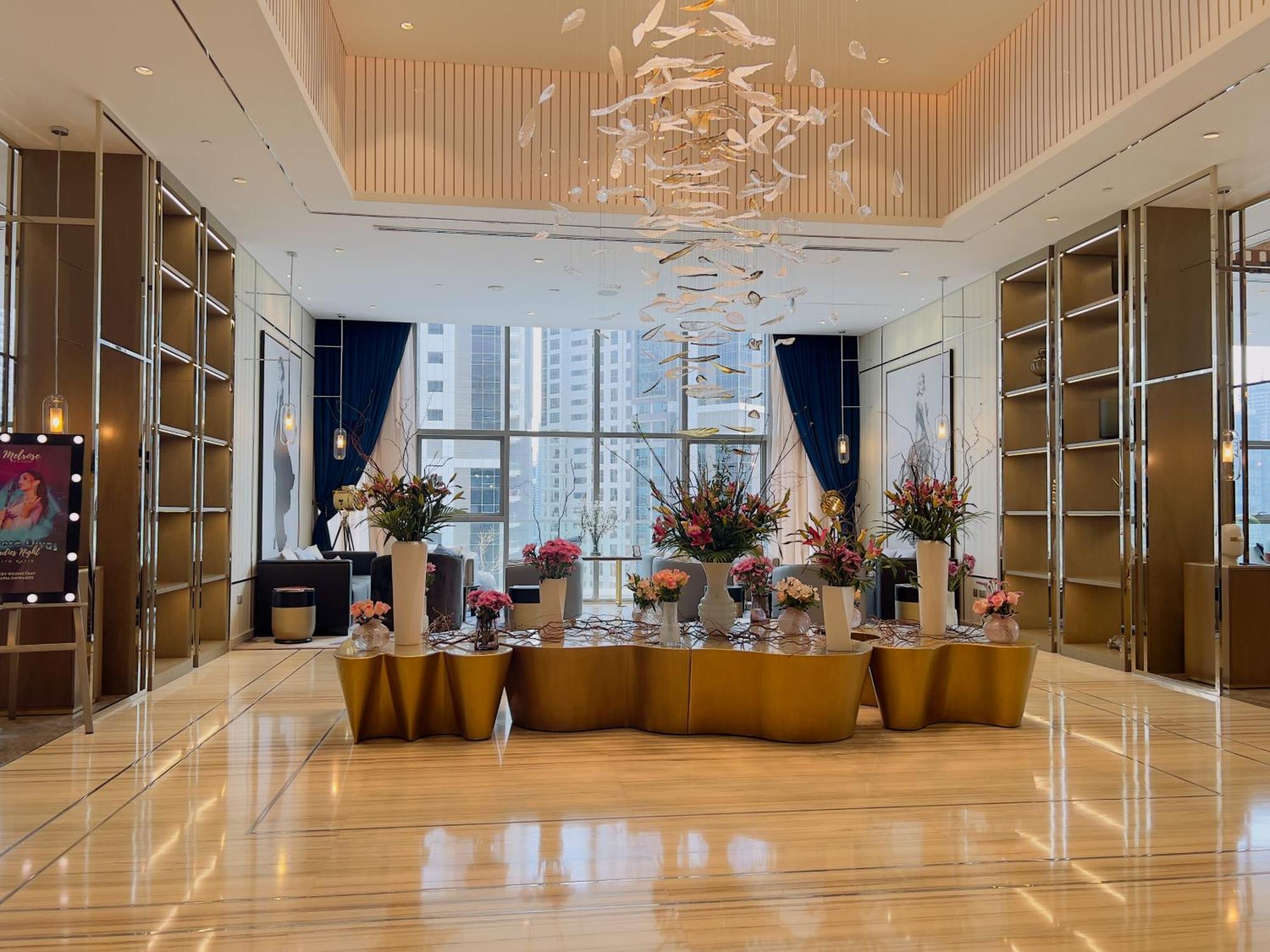 Exclusive 1br With Iconic Views In Paramount Tower Apartment Dubai