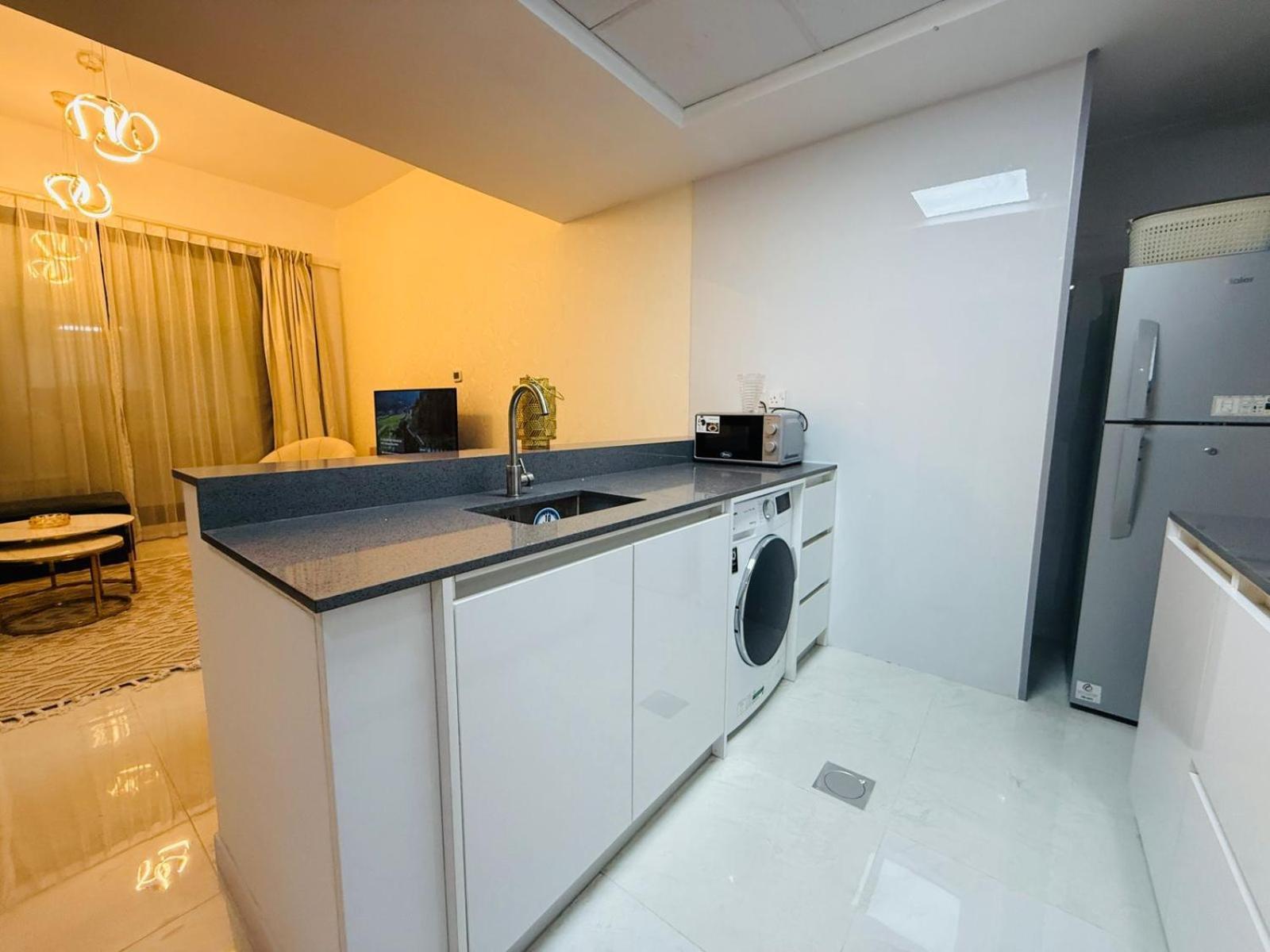 One-master Bedroom - Luxury - 2 Min Walk To Tram Maison d'hôtes