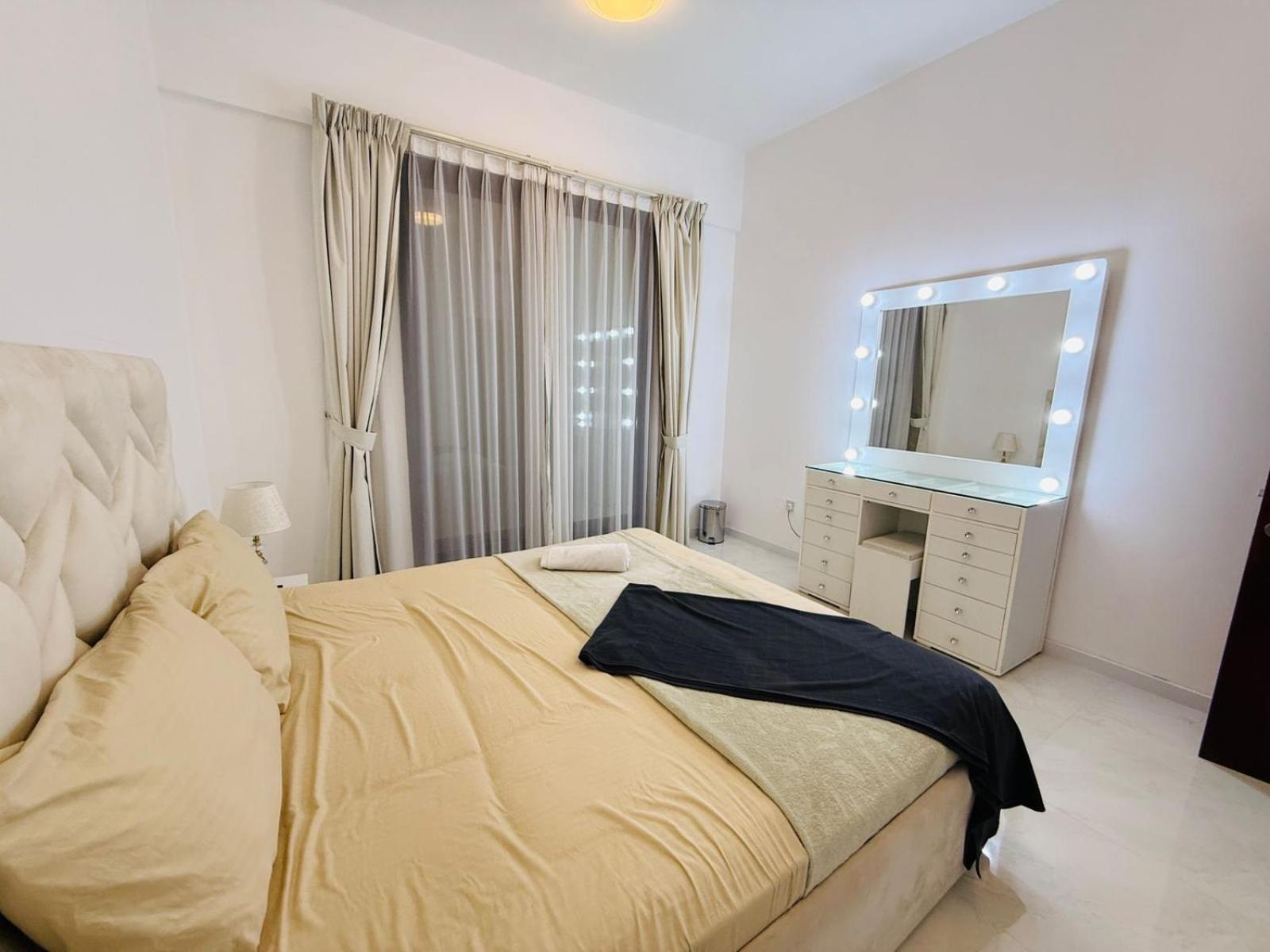 One-master Bedroom - Luxury - 2 Min Walk To Tram