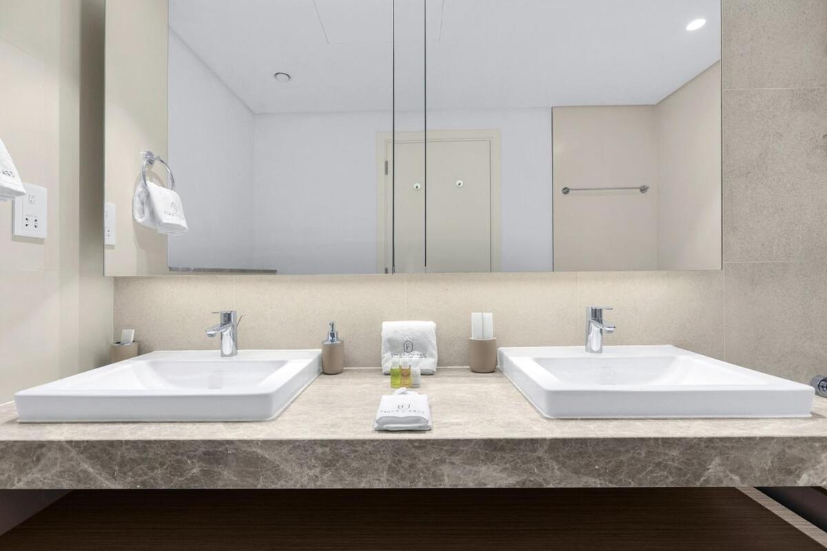 First Class Creek 2br With Balcony, Gym, Pool, And Parking Apartment