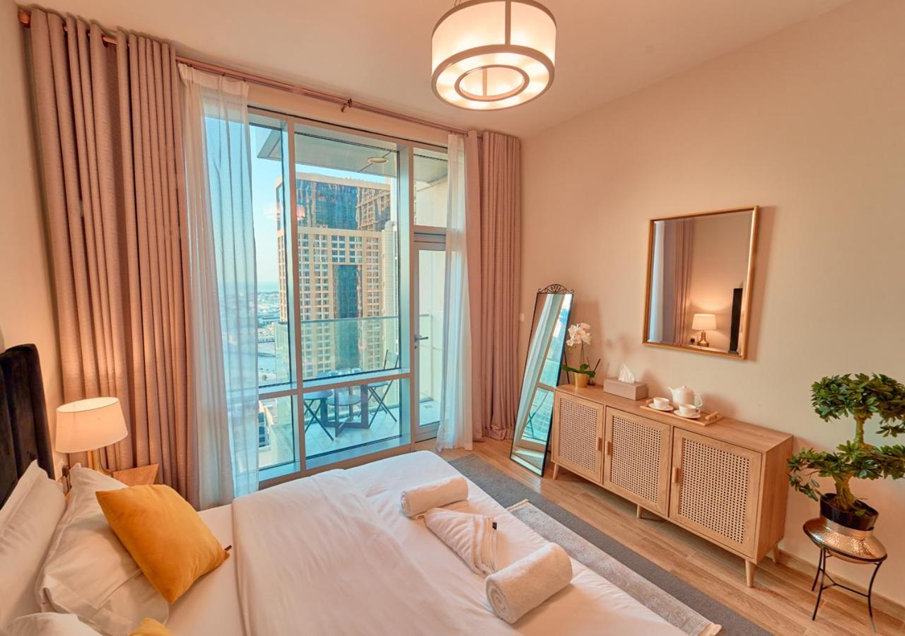 Apartemen Spacious 1br In Habtoor With Canal Views & Close To Mall Dubai