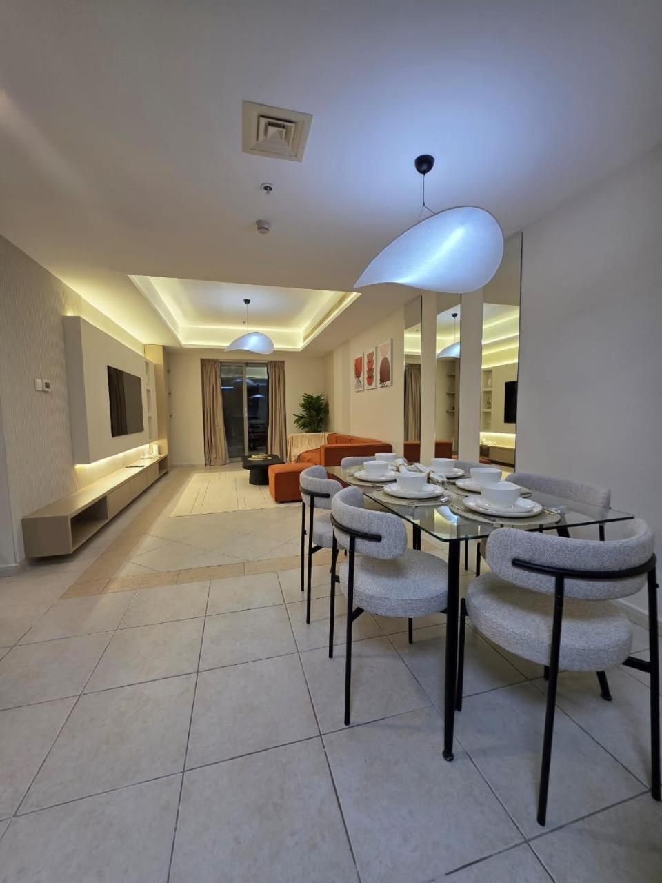 Appartement 28- Affortable Cozy Living, Work Friendly, Longer Stays Next To Tram Dubaï