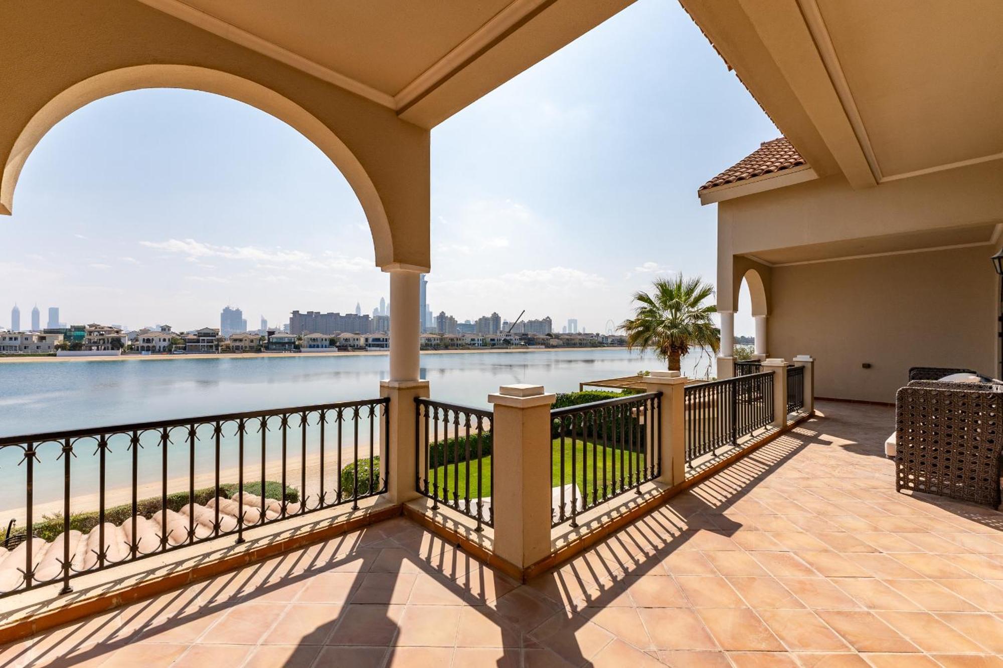 Frond D, Beachfront Villa, Palm Jumeirah - Mint Homes * Dubaï