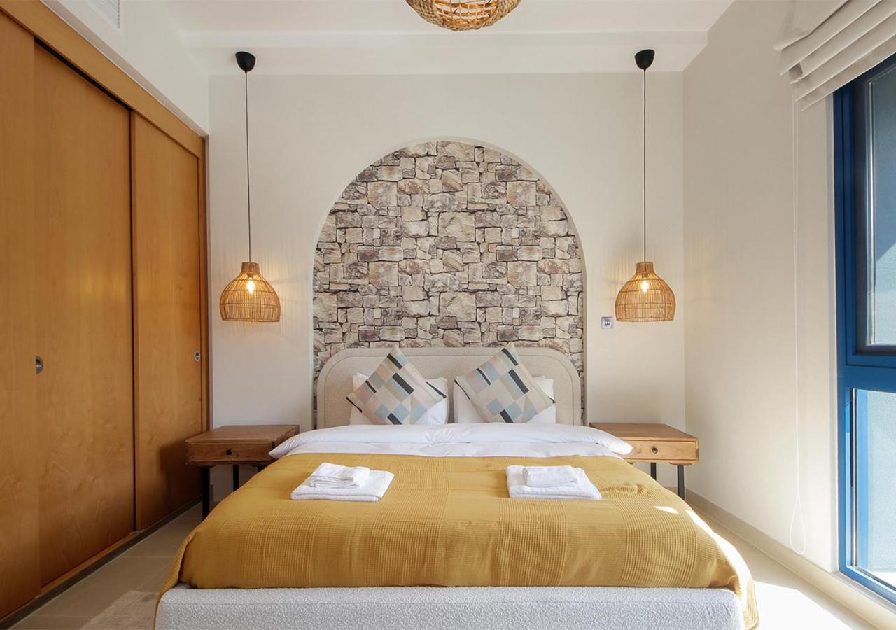 Villa Breathtaking With Roof Garden And Access
