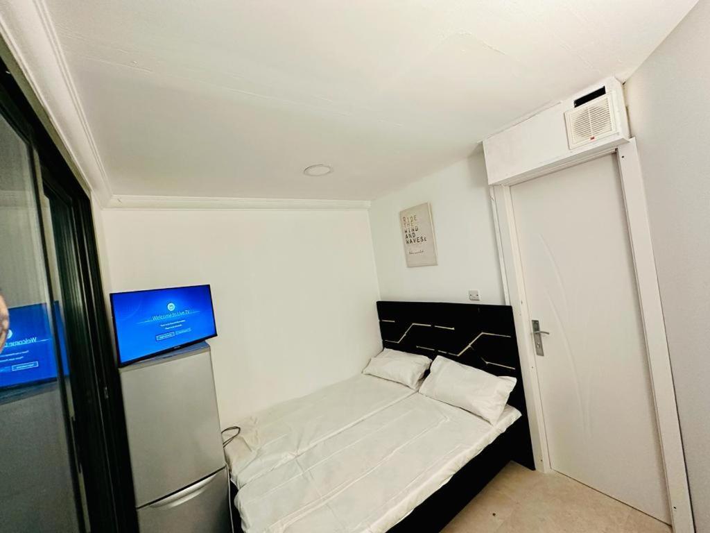 Couples With Private Balconey Smart Tv Fridge Guest house *