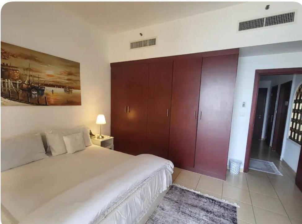 Beautiful Full Seaview Room In Jbr Habitación en casa particular Dubái