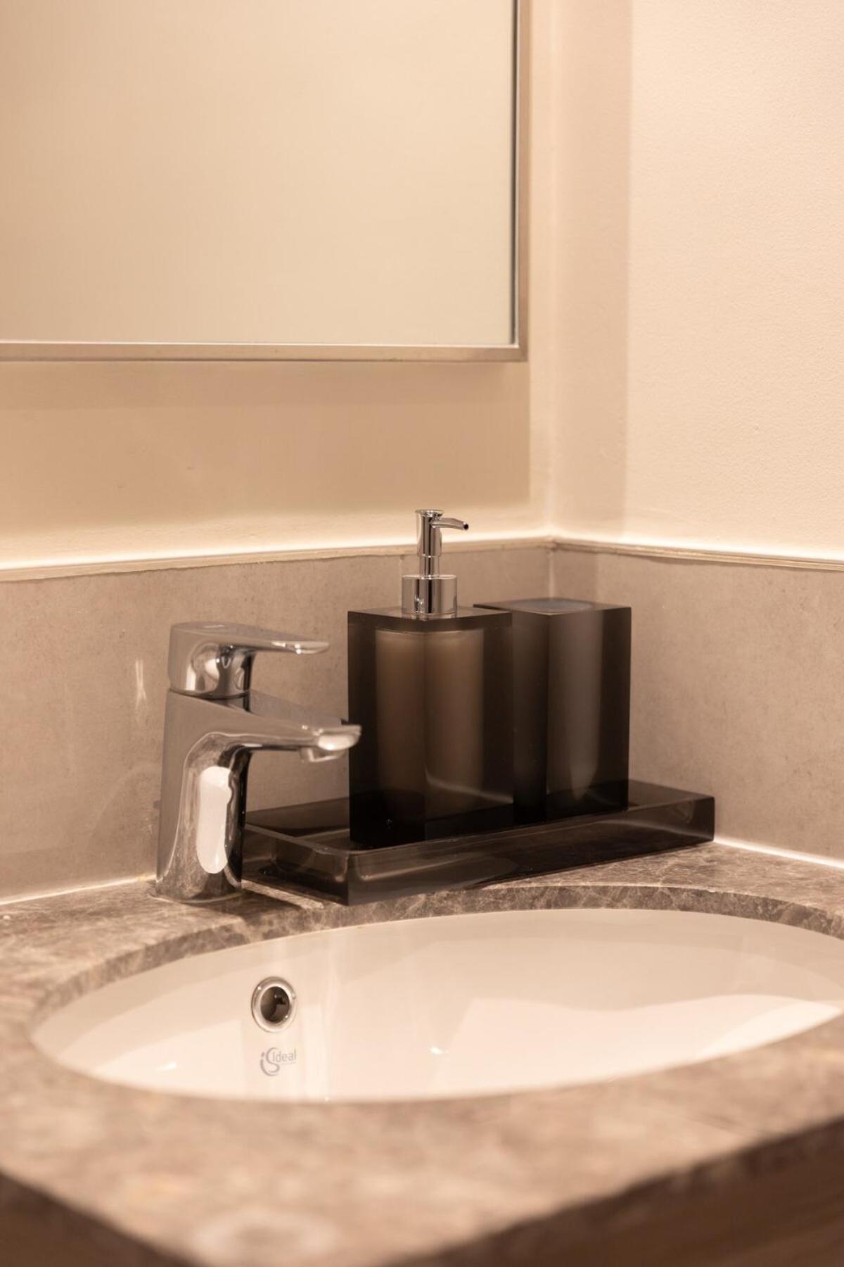 Luxury 4br Prime Downtown Apartemen *