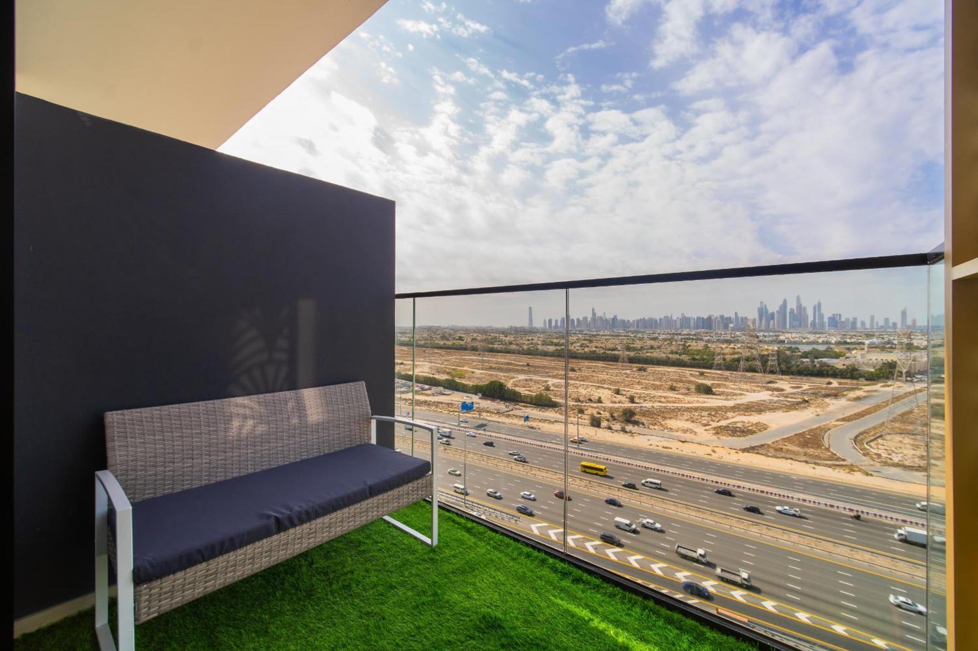Skyline Views & Calm Nights - 1br Jvc And Free Baby Gear Apartment