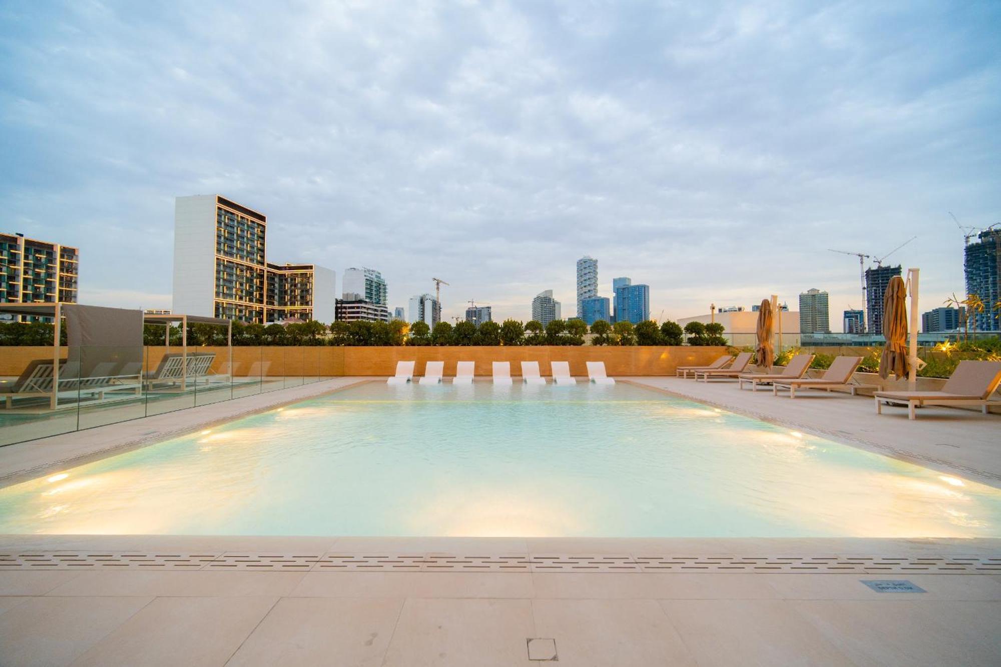 Apartment Skyline Views & Calm Nights - 1br Jvc And Free Baby Gear *