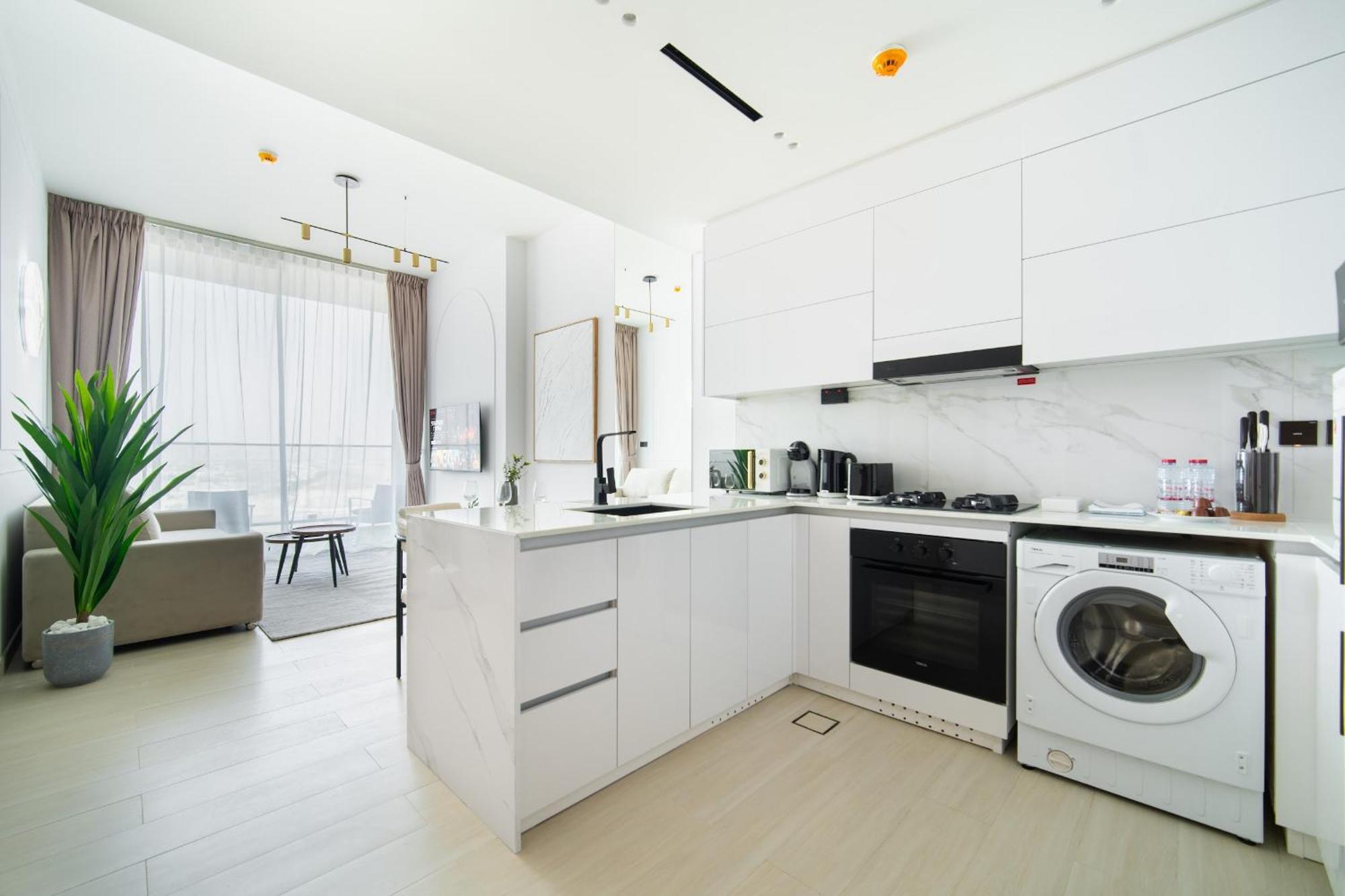Skyline Views & Calm Nights - 1br Jvc And Free Baby Gear Apartment