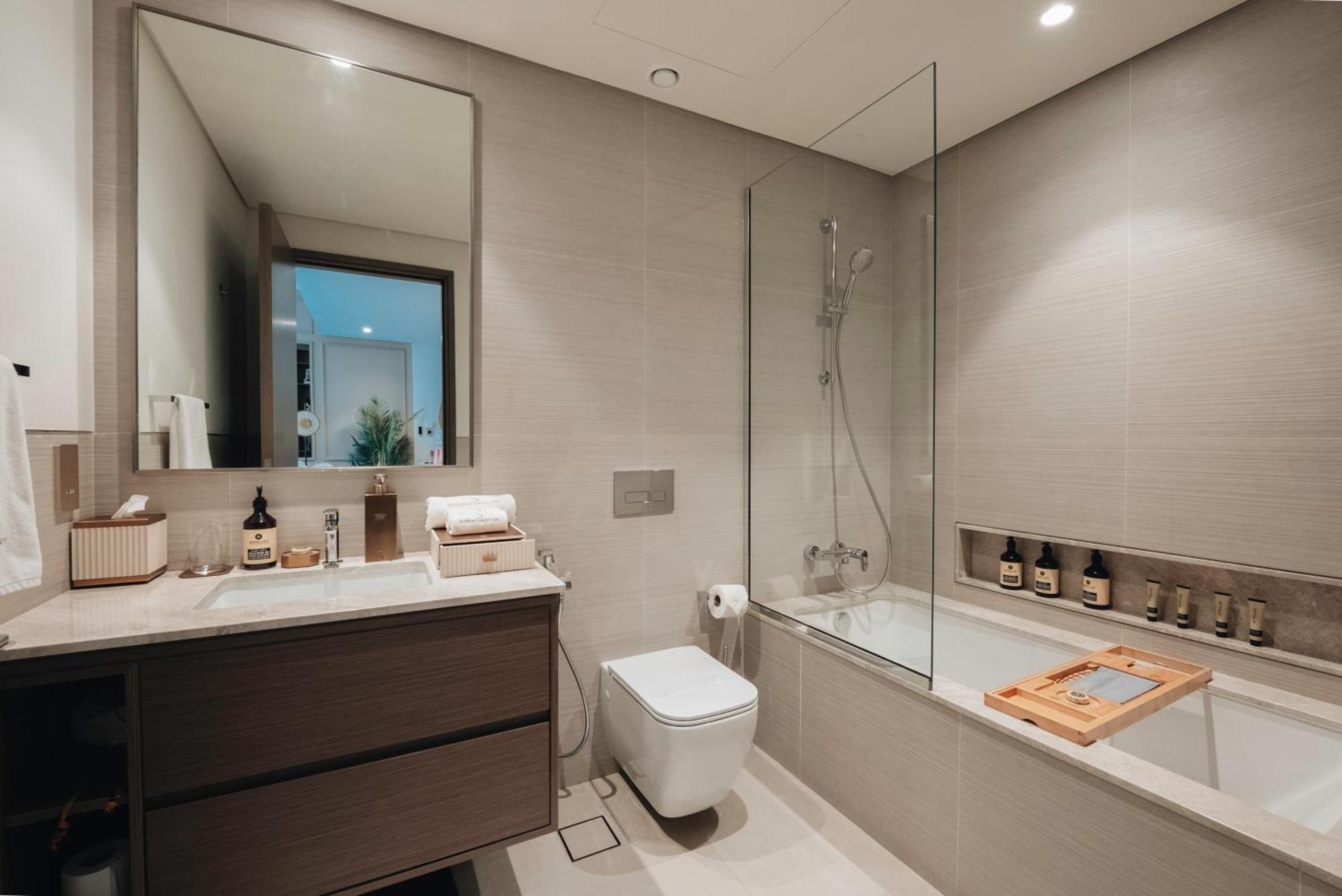 Apartamento Modern 1-bedroom In Downtown Near Mall & Burj Khalifa Dubái