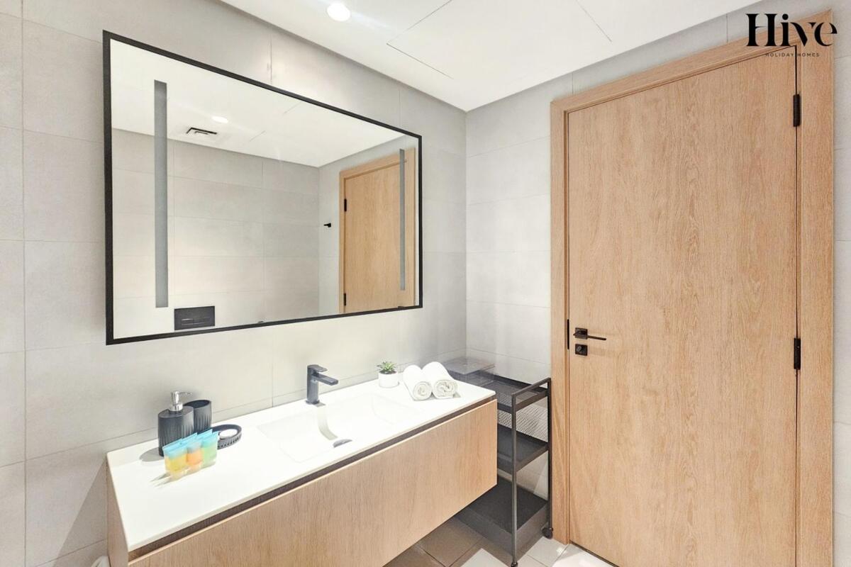 Elegant 1 Bed With Burj Khalifa Views Apartment