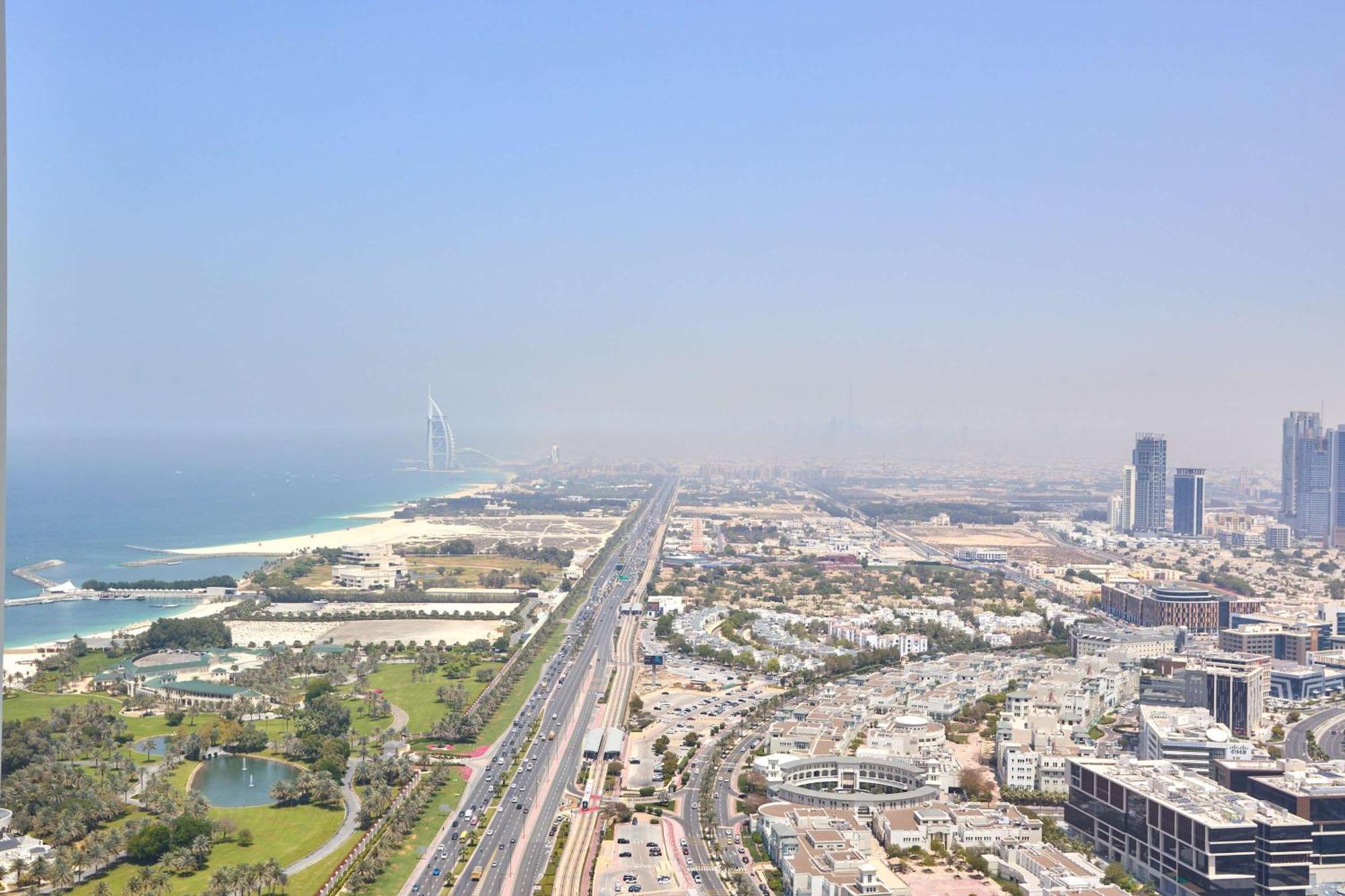 Frank Porter - Avani Palm View Apartment Dubai