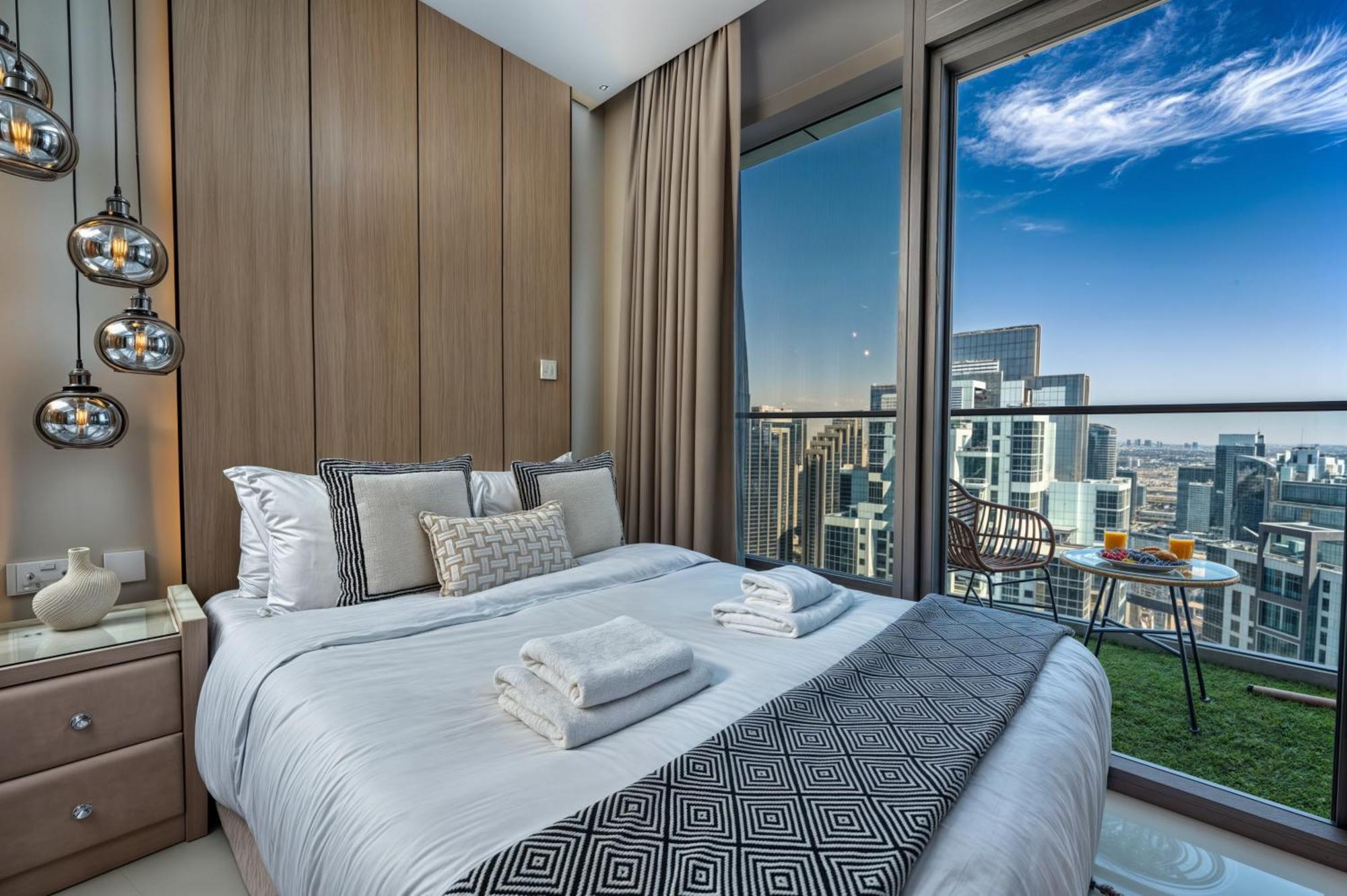 Scenic Infinity Pool With Burj Khalifa Views Apartament
