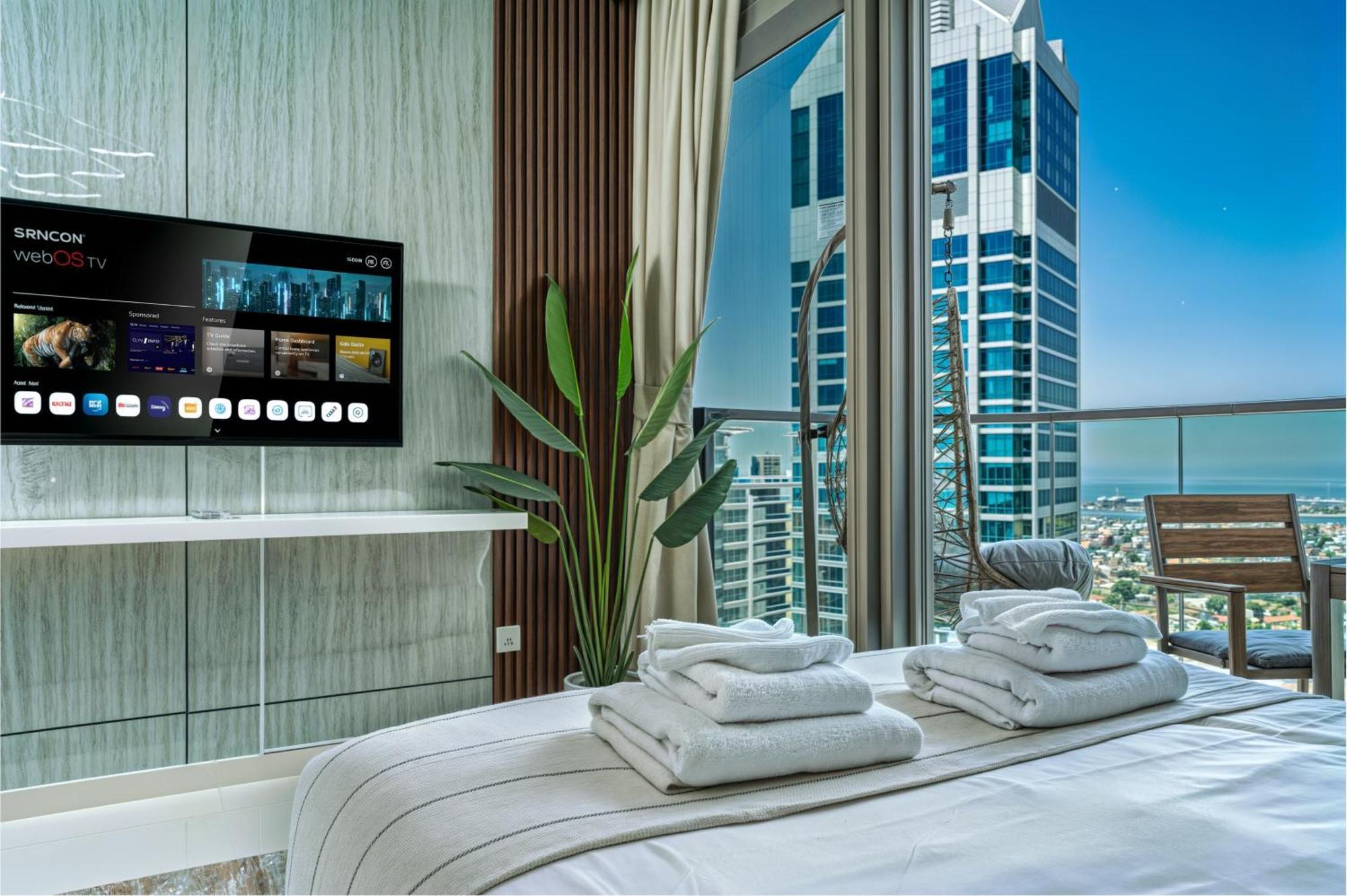 Scenic Infinity Pool With Burj Khalifa Views Apartament Dubai