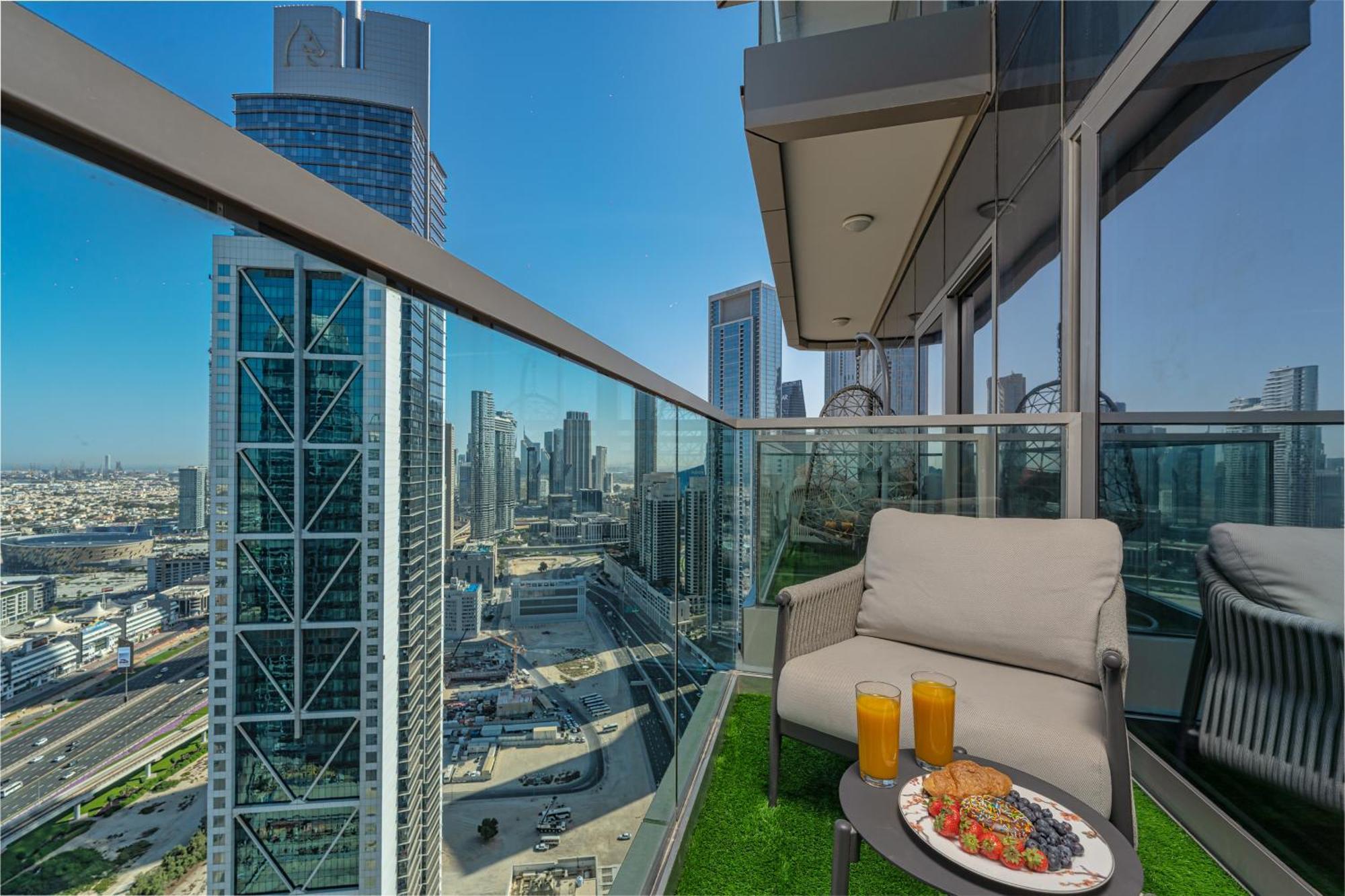 Scenic Infinity Pool With Burj Khalifa Views Apartament Dubai