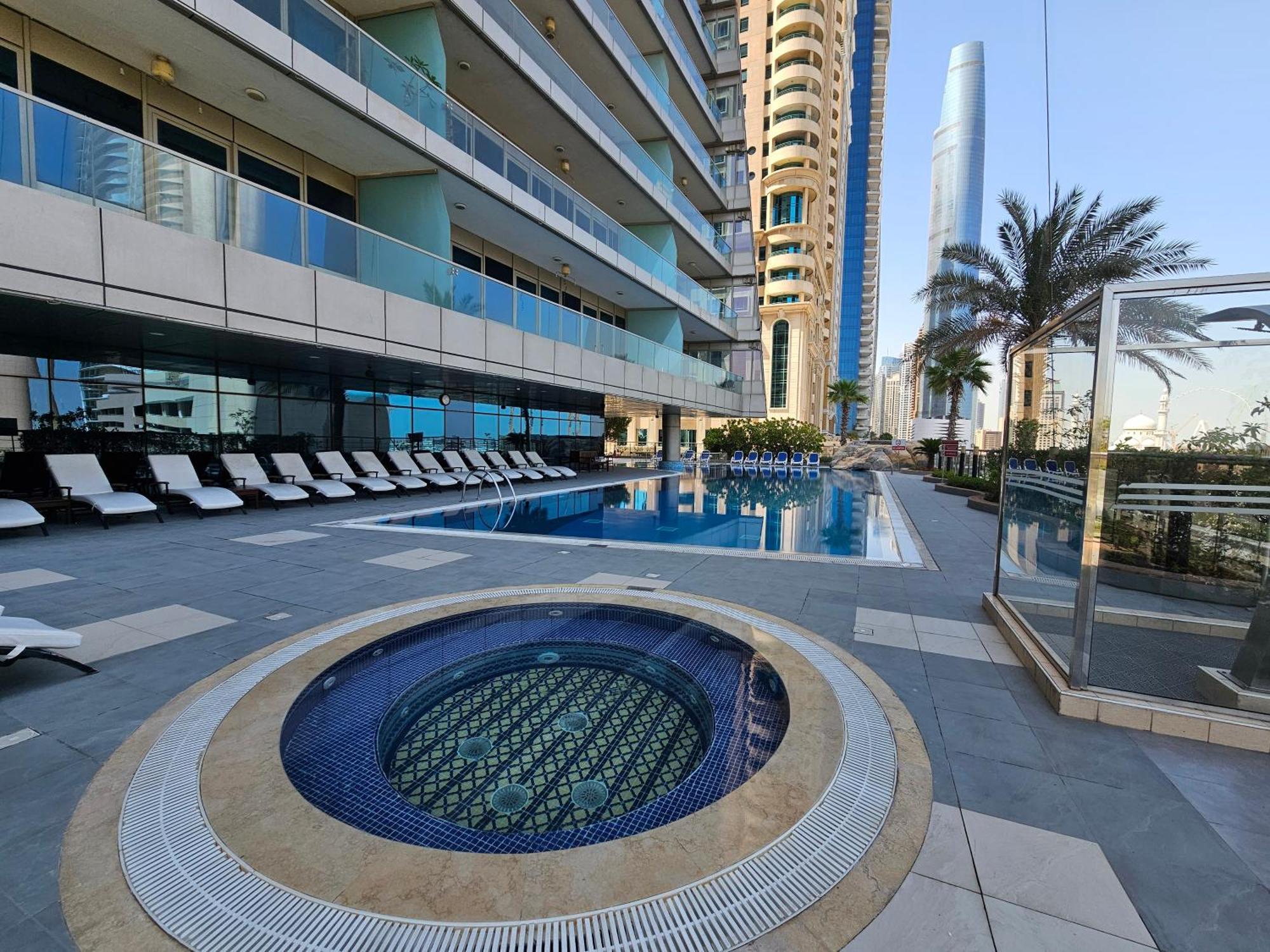 New Renovated Stylish 1 Bedroom View 73 Floor Apartemen *