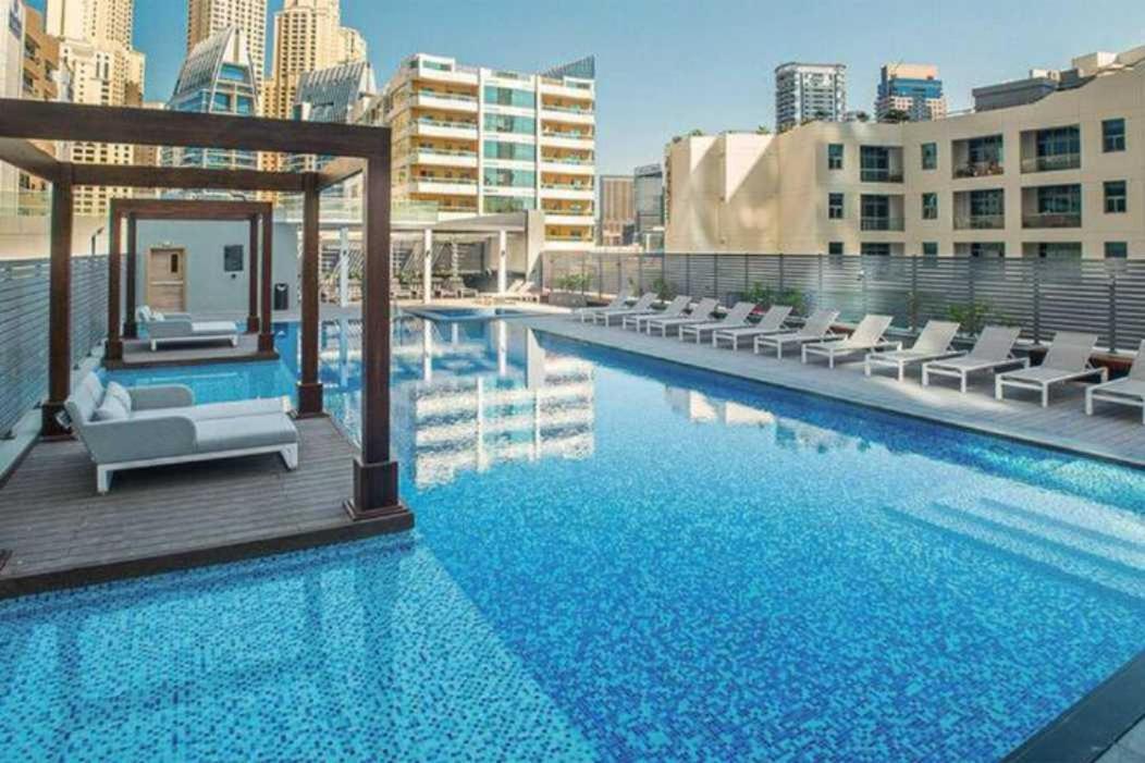 Modern 1-bed With Partial Sea & Marina View Apartament
